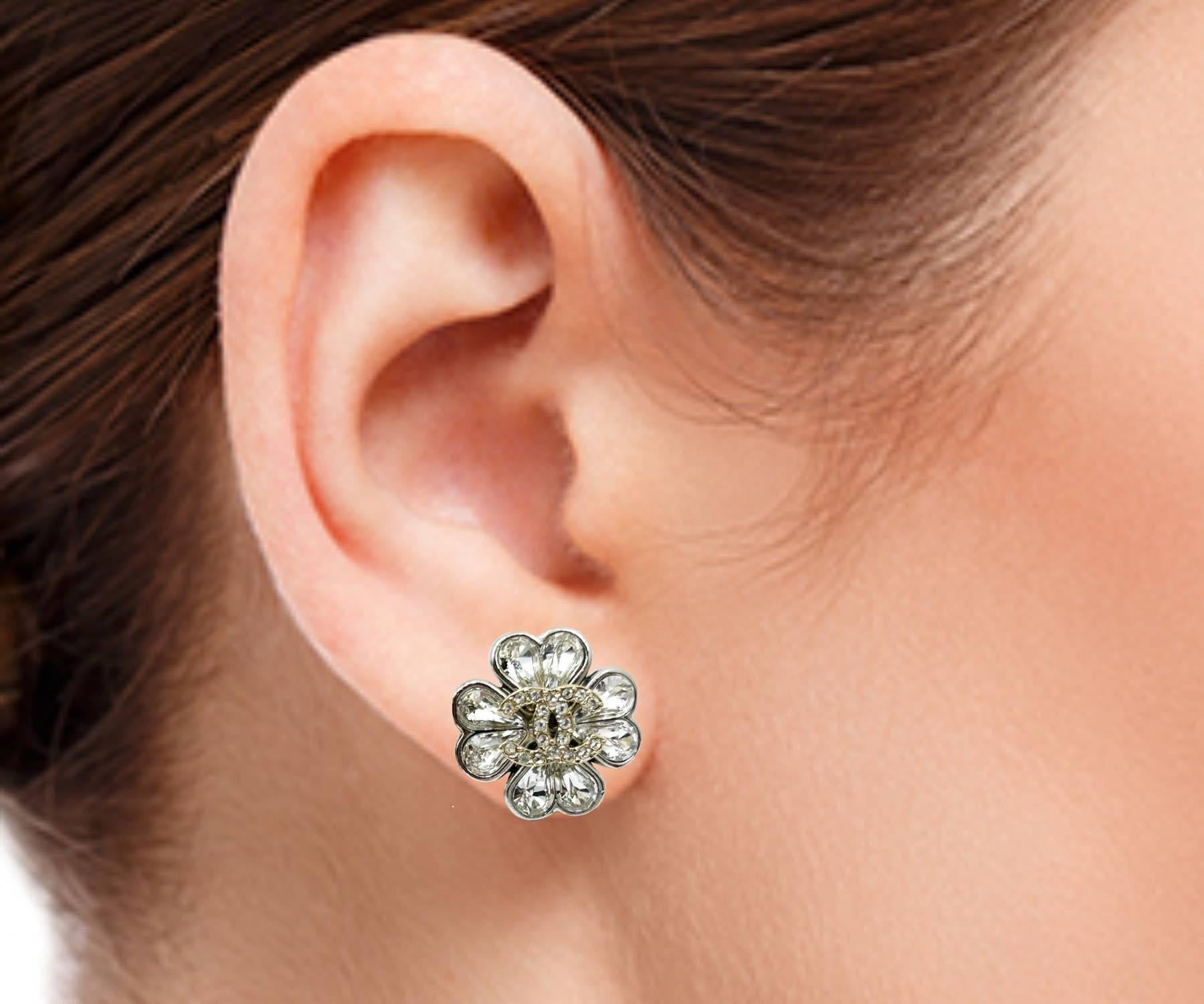 Chanel Seltene Gold CC Silber Klee Blume Birne Kristall Piercing Ohrringe im Zustand „Hervorragend“ im Angebot in Pasadena, CA