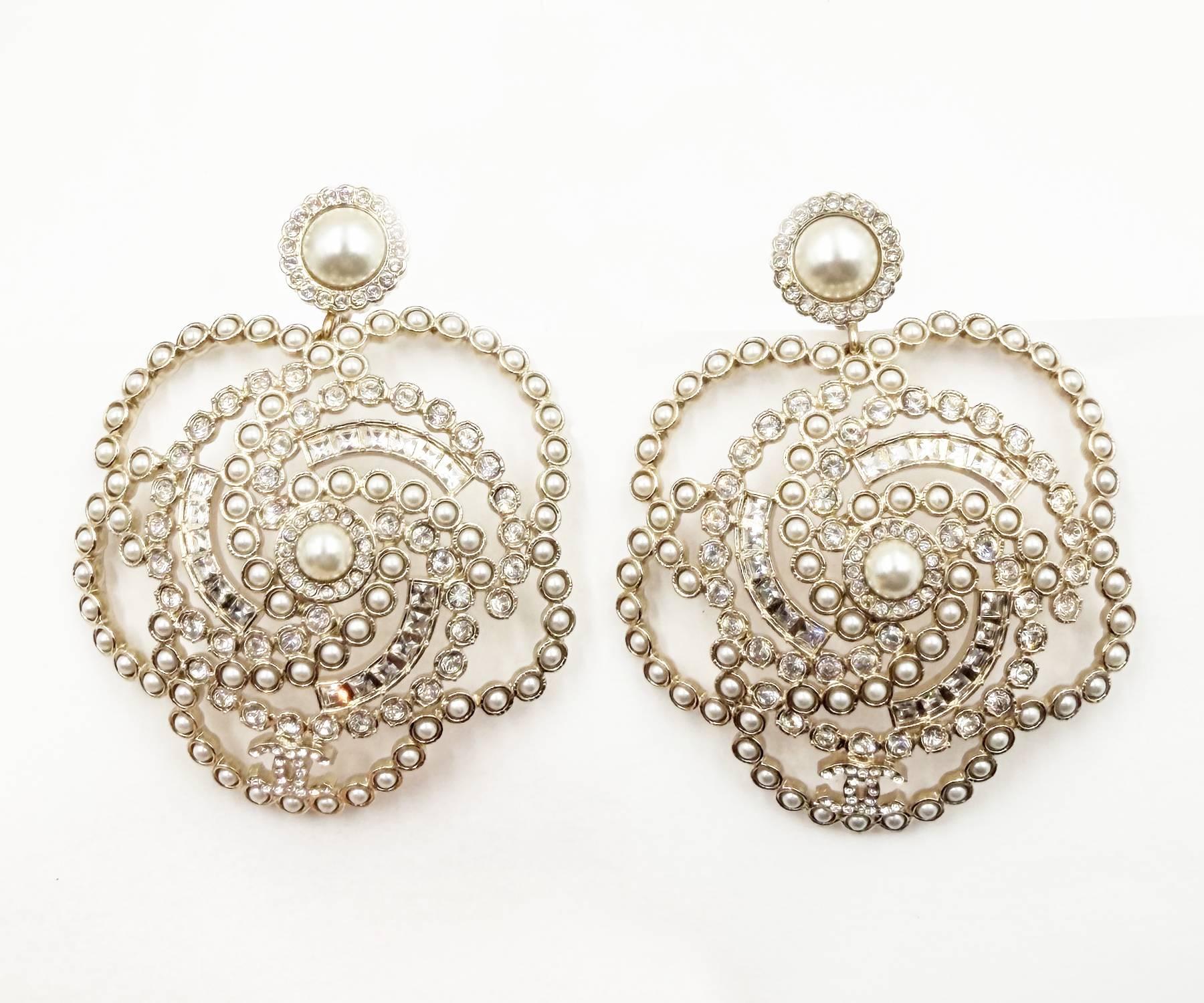 Chanel Rare Boucles d'oreilles à clip or perle camélia CC cristal large

*marqué 19
*Fabriqué en Italie
*Vient avec la boîte et la pochette d'origine 

-Il mesure environ 2,5″ x 2″.
-C'est une belle pièce d'exposition. 
-En parfait