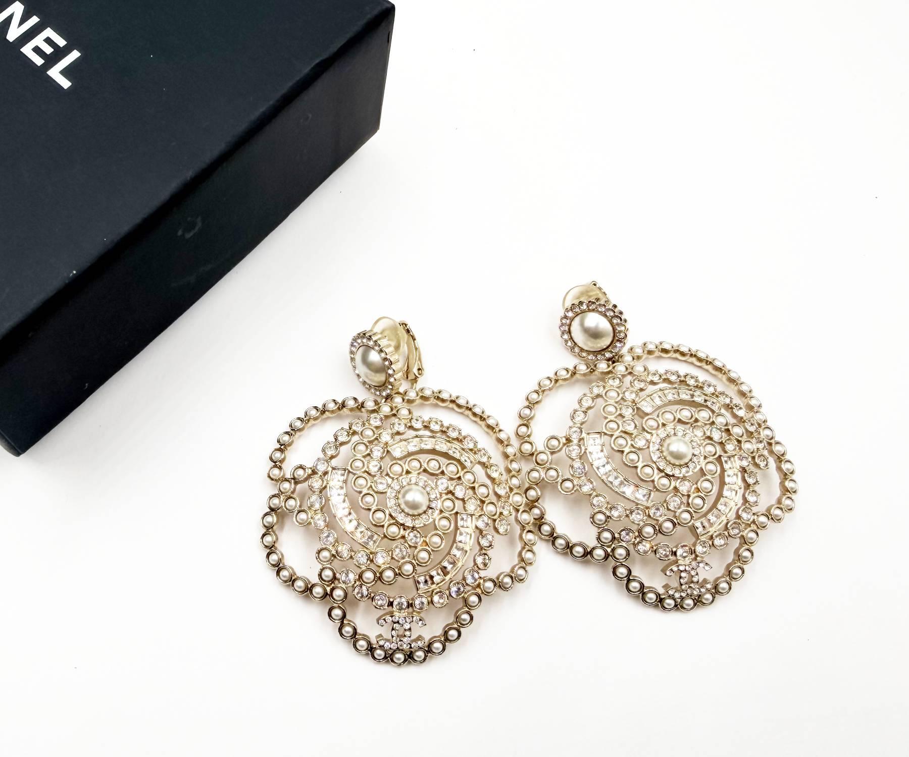 Artisan Chanel Rare Boucles d'oreilles à clip or perle camélia CC cristal large en vente