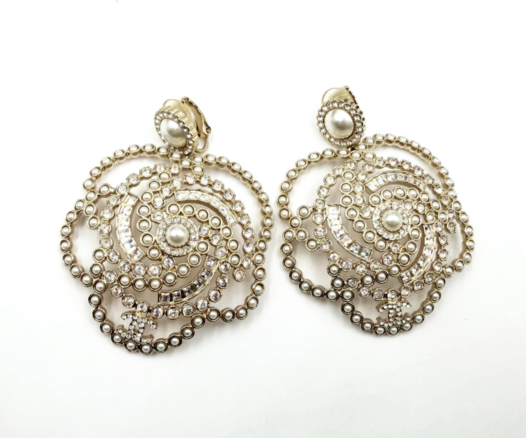Chanel Rare Boucles d'oreilles à clip or perle camélia CC cristal large Neuf - En vente à Pasadena, CA