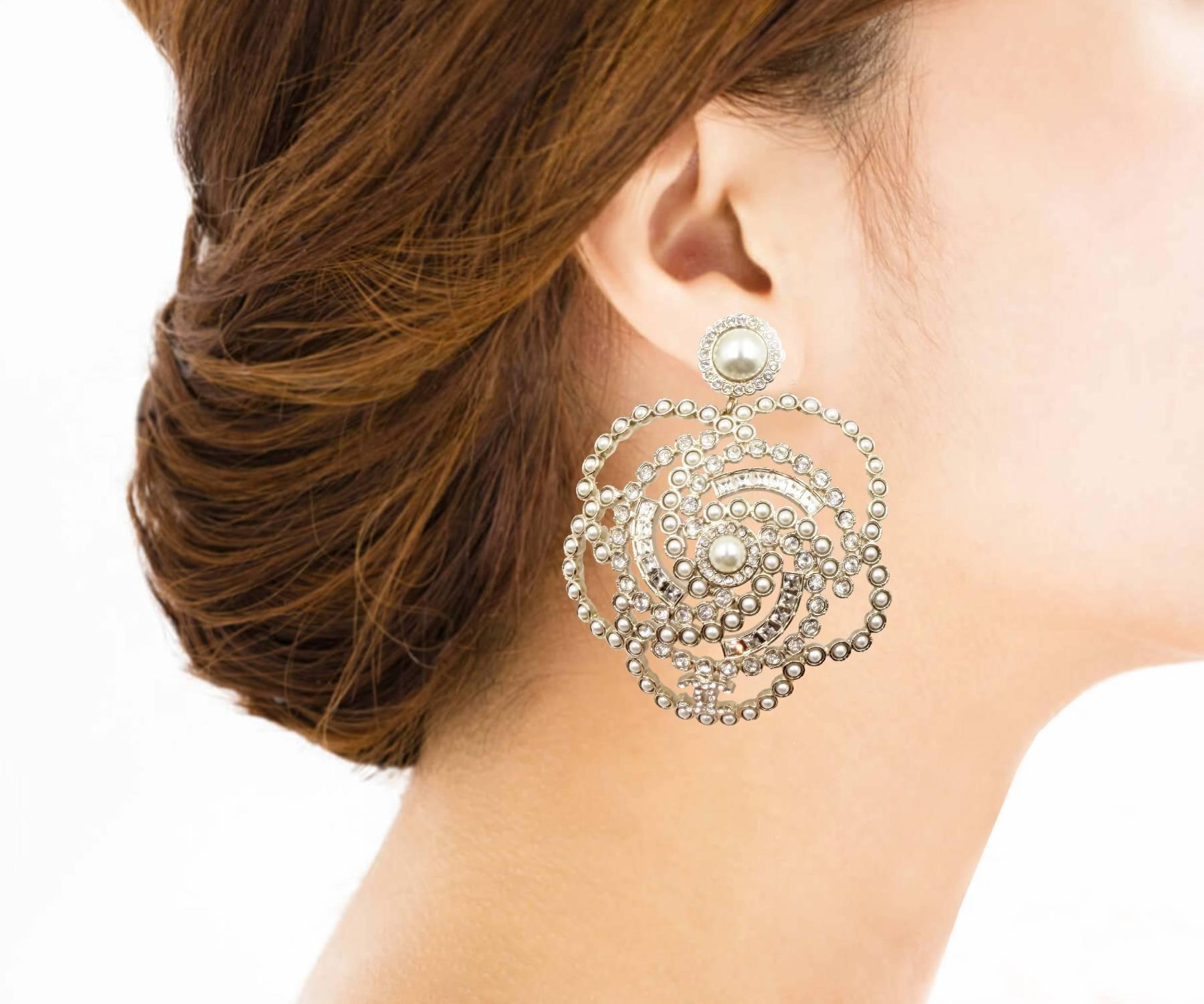 Chanel Rare Boucles d'oreilles à clip or perle camélia CC cristal large Pour femmes en vente