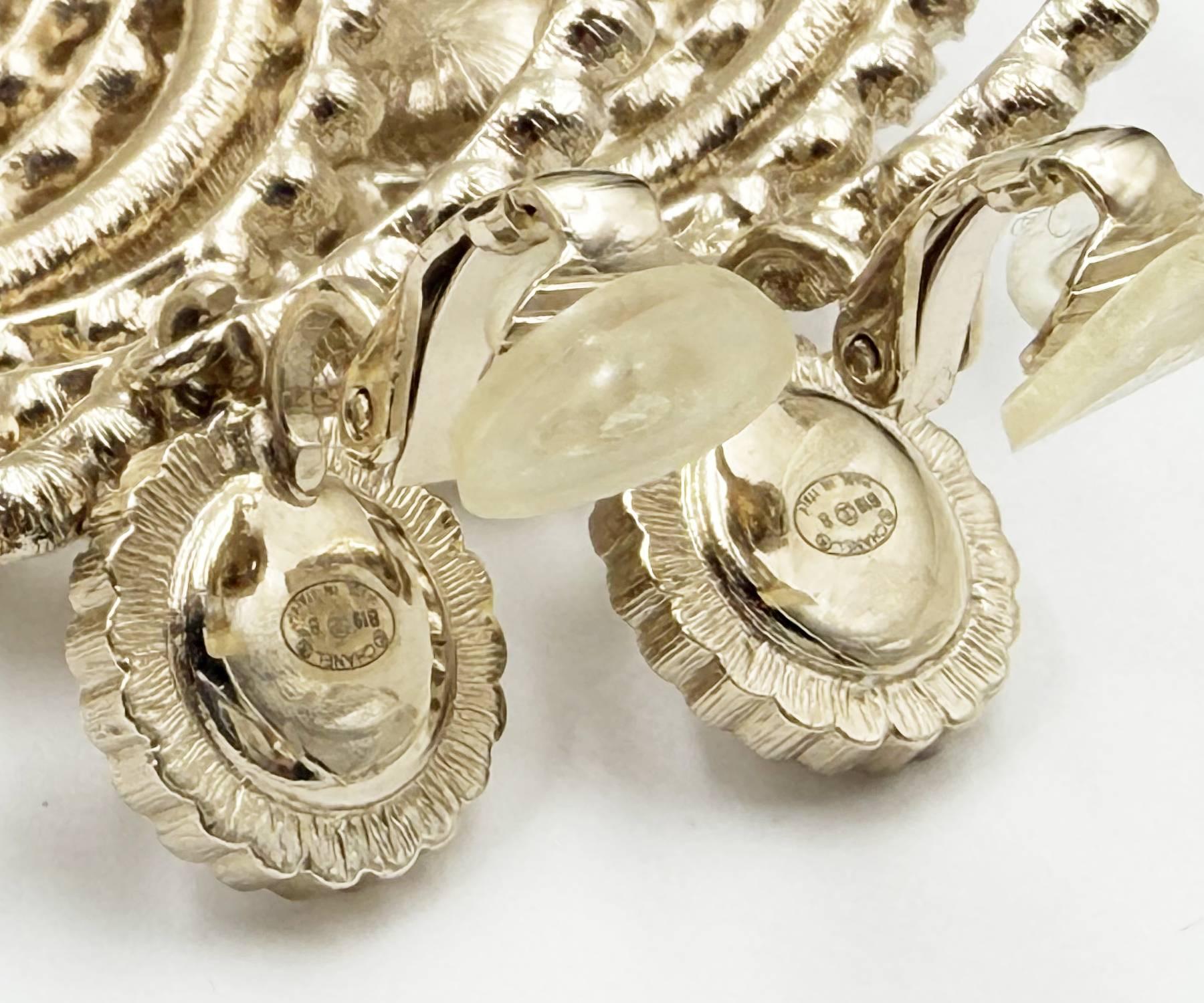 Chanel Rare Boucles d'oreilles à clip or perle camélia CC cristal large en vente 1