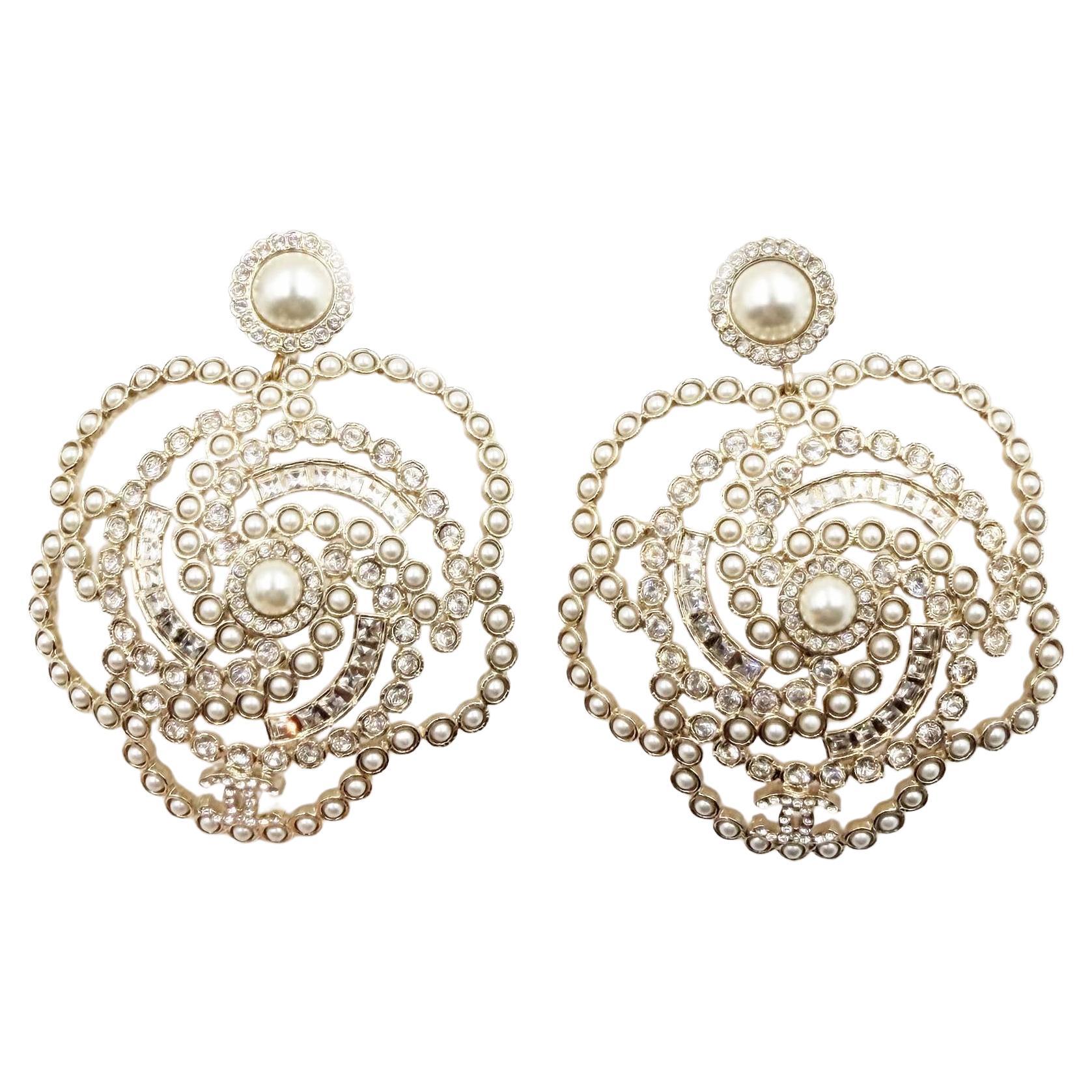 Orecchini a clip grandi di Chanel con perla d
oro e camelia CC di cristallo