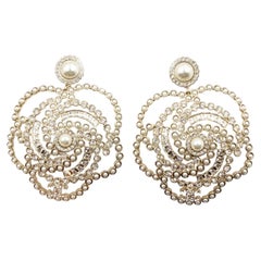Orecchini a clip grandi di Chanel con perla d
oro e camelia CC di cristallo