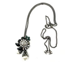 Chanel Collana con cristalli di perle verdi e floreali in bronzo CC