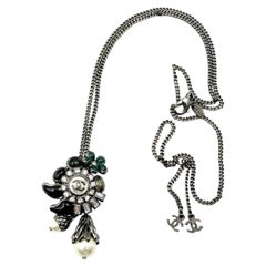 Chanel Collana con cristalli di perle verdi e floreali in bronzo CC