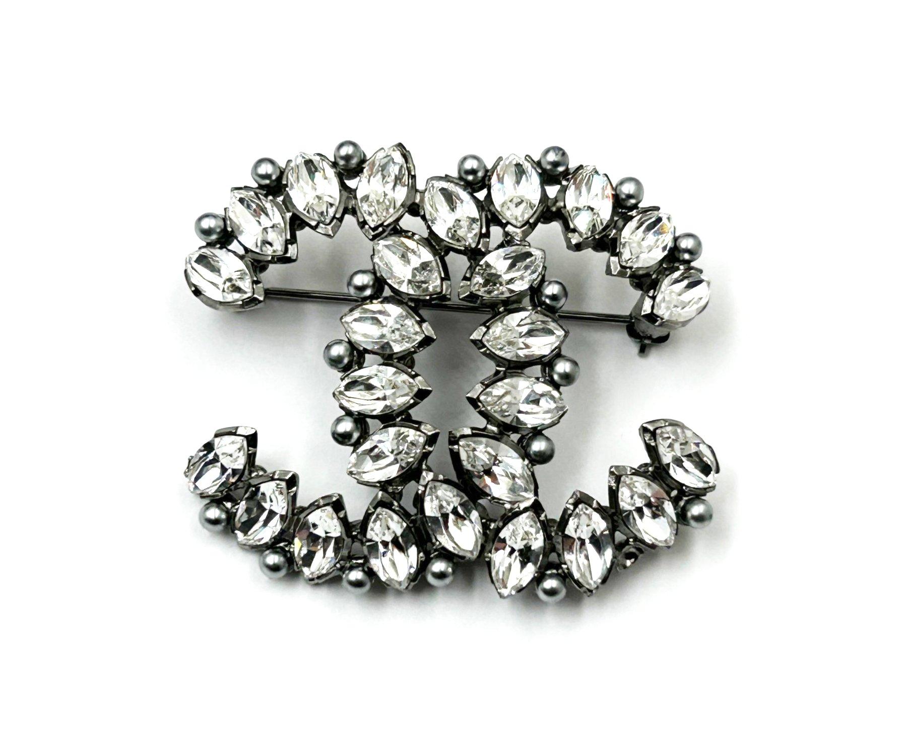 Chanel Rare Gunmetal CC Marquise-Kristallbrosche, selten

*Markiert 17
*Hergestellt in Frankreich
*Kommt mit dem Originalkarton

-Es ist ungefähr 1,75