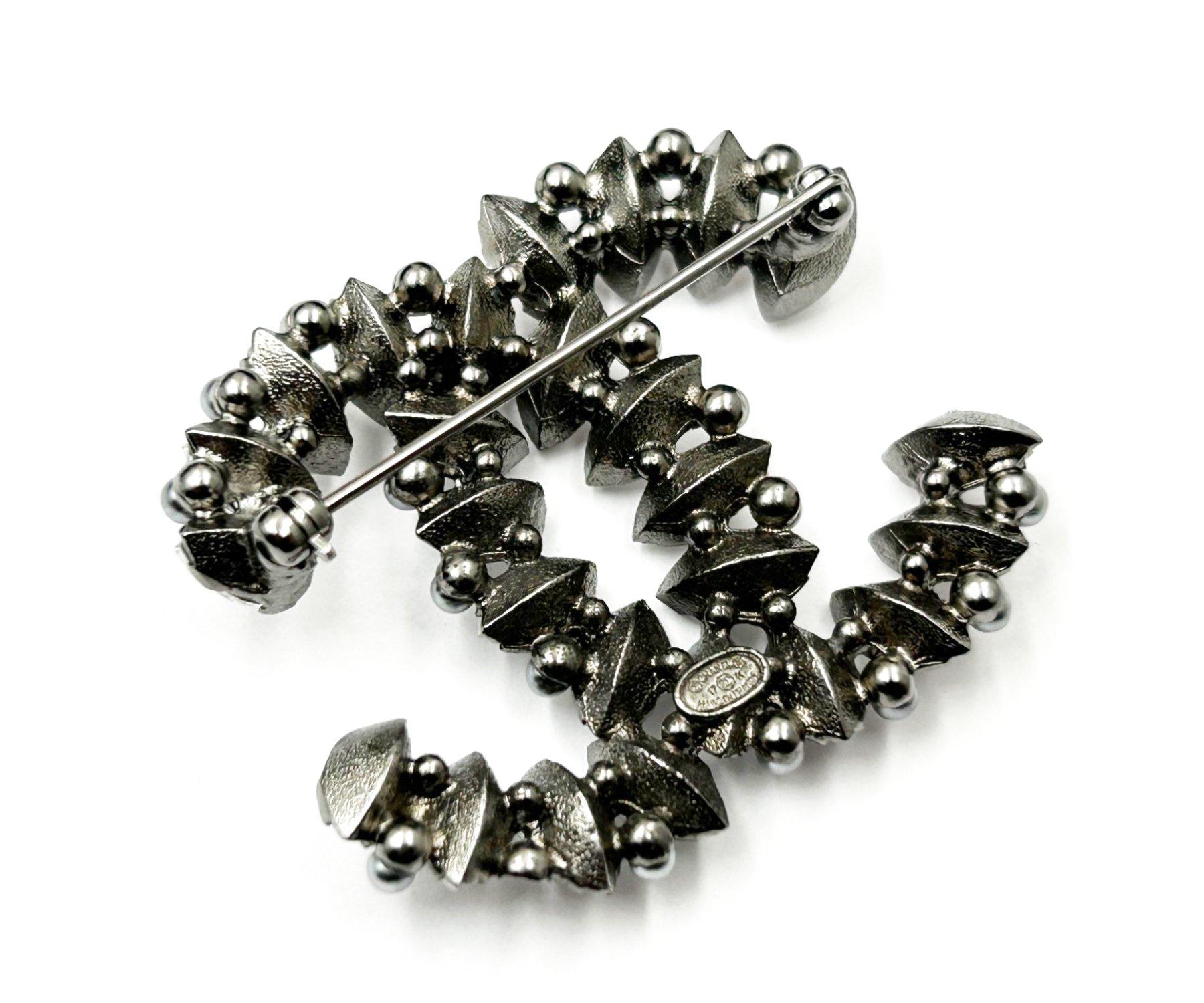 Chanel Rare Gunmetal CC Marquise-Kristallbrosche, selten im Zustand „Hervorragend“ im Angebot in Pasadena, CA