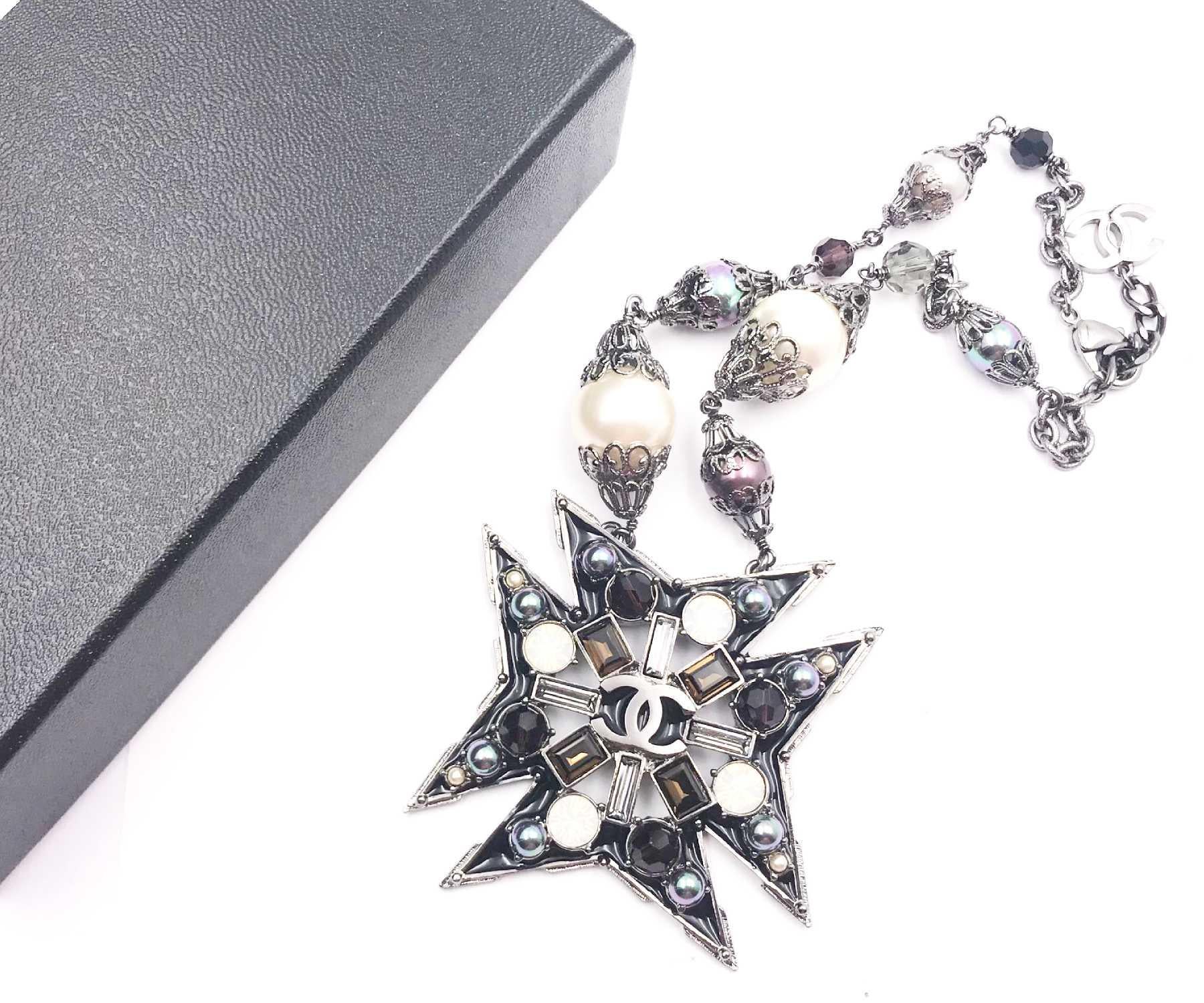 Chanel Rare Gunmetal Star Multi Color Stone Faux Pearl Necklace

*Marked 05
*Made in France
*Comes with original box

-The pendant is approximately 3″ x 3″.
-The necklace is approximately 16.5″ to 17.5″ total, adjustable length.
-This necklace is