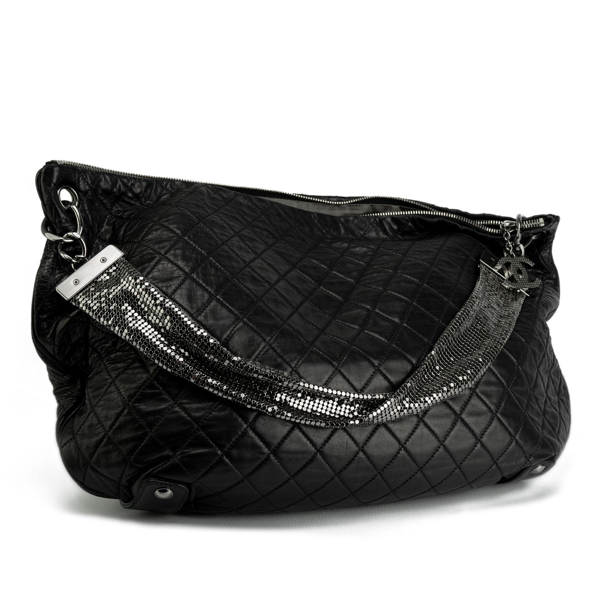 Chanel 2008 Metallic Mesh Soft Quilted Black Lambskin Leather Large Hobo Bag en vente 4