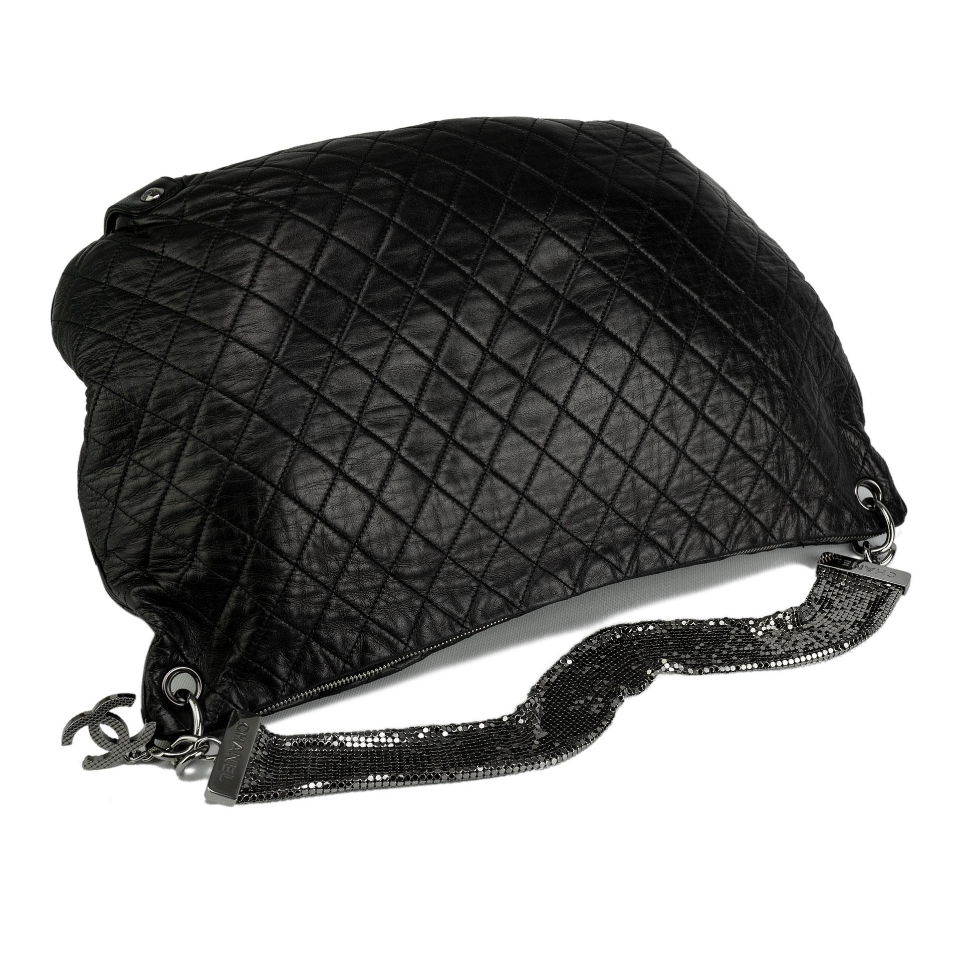 Chanel 2008 Metallic Mesh Soft Quilted Black Lambskin Leather Large Hobo Bag en vente 7