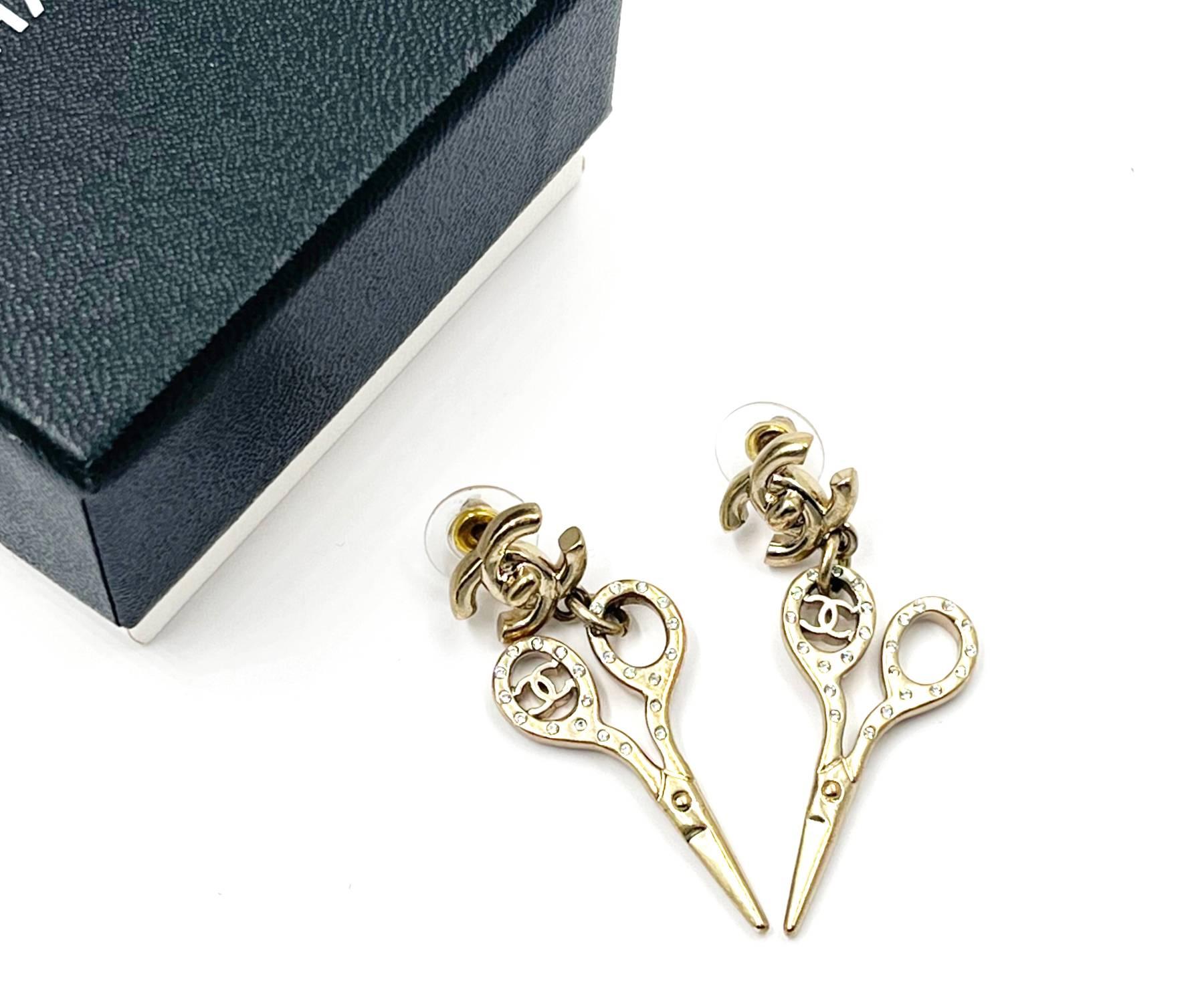 Chanel Rare Light Gold Turnlock CC Scissors Piercing Earrings

*Marked 21
*Made in France
*Comes with the original box an pouch

-It is approximately 1.9