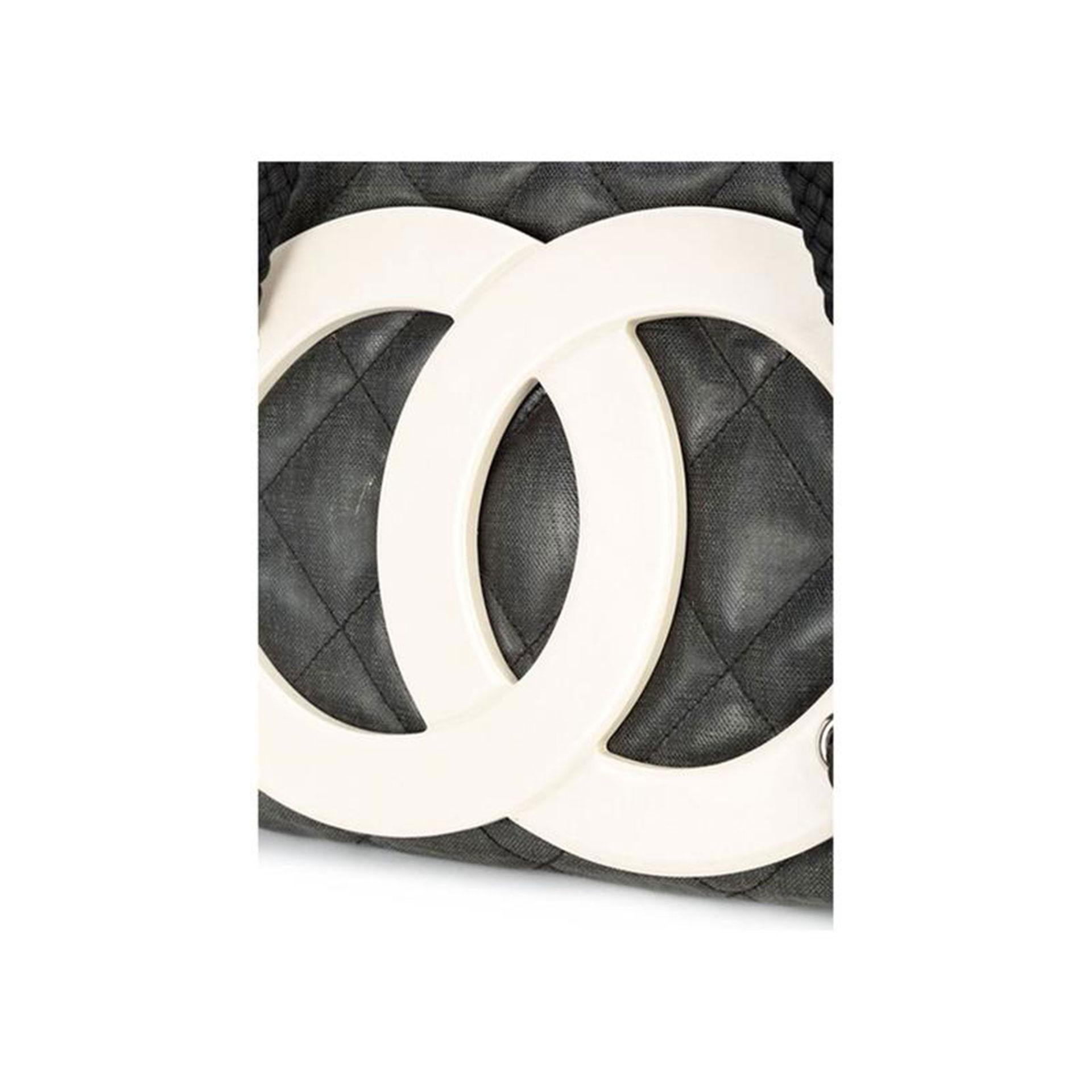 Chanel Rare sac cabas de croisière en toile enduite noire, édition limitée Bon état - En vente à Miami, FL