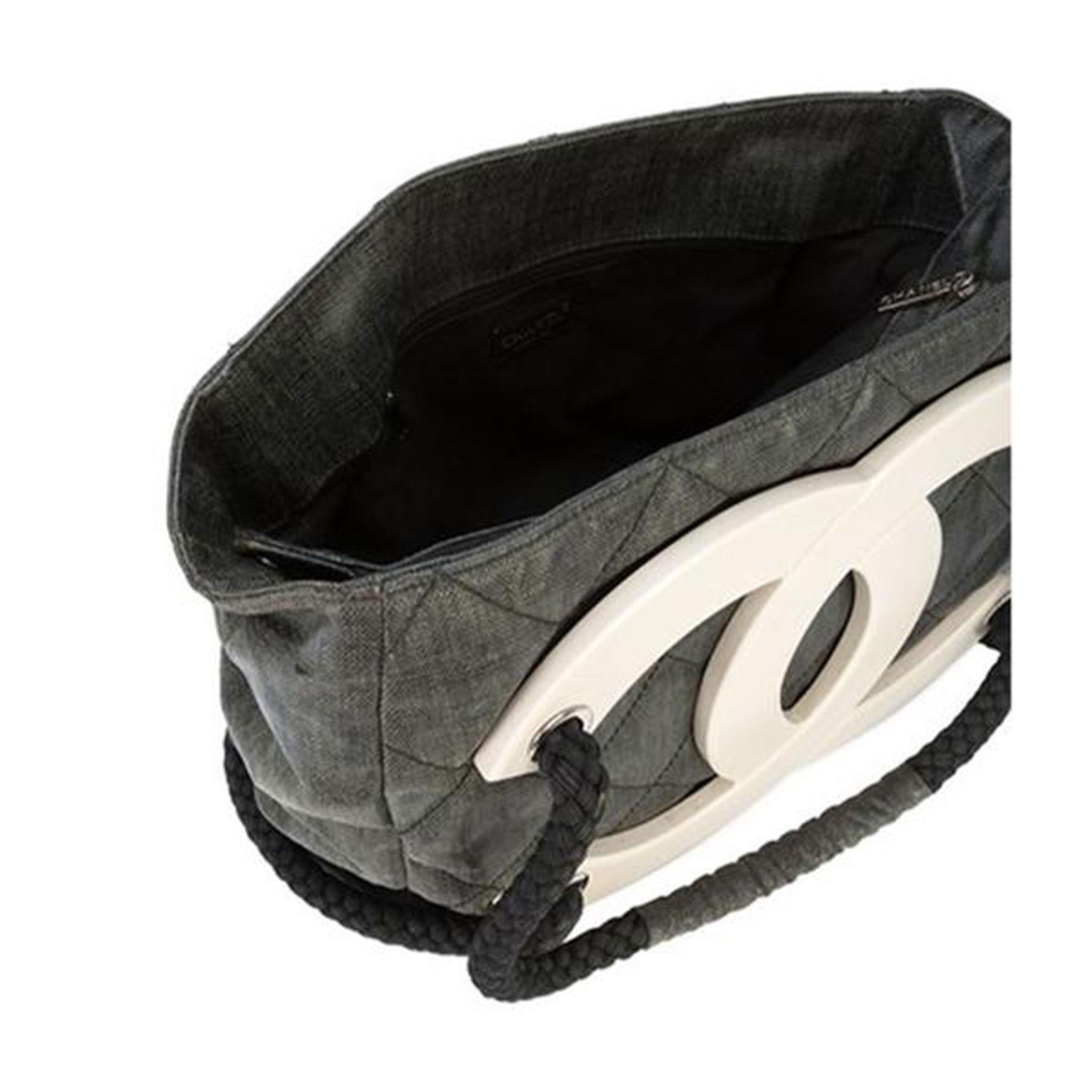 Chanel Rare sac cabas de croisière en toile enduite noire, édition limitée Unisexe en vente