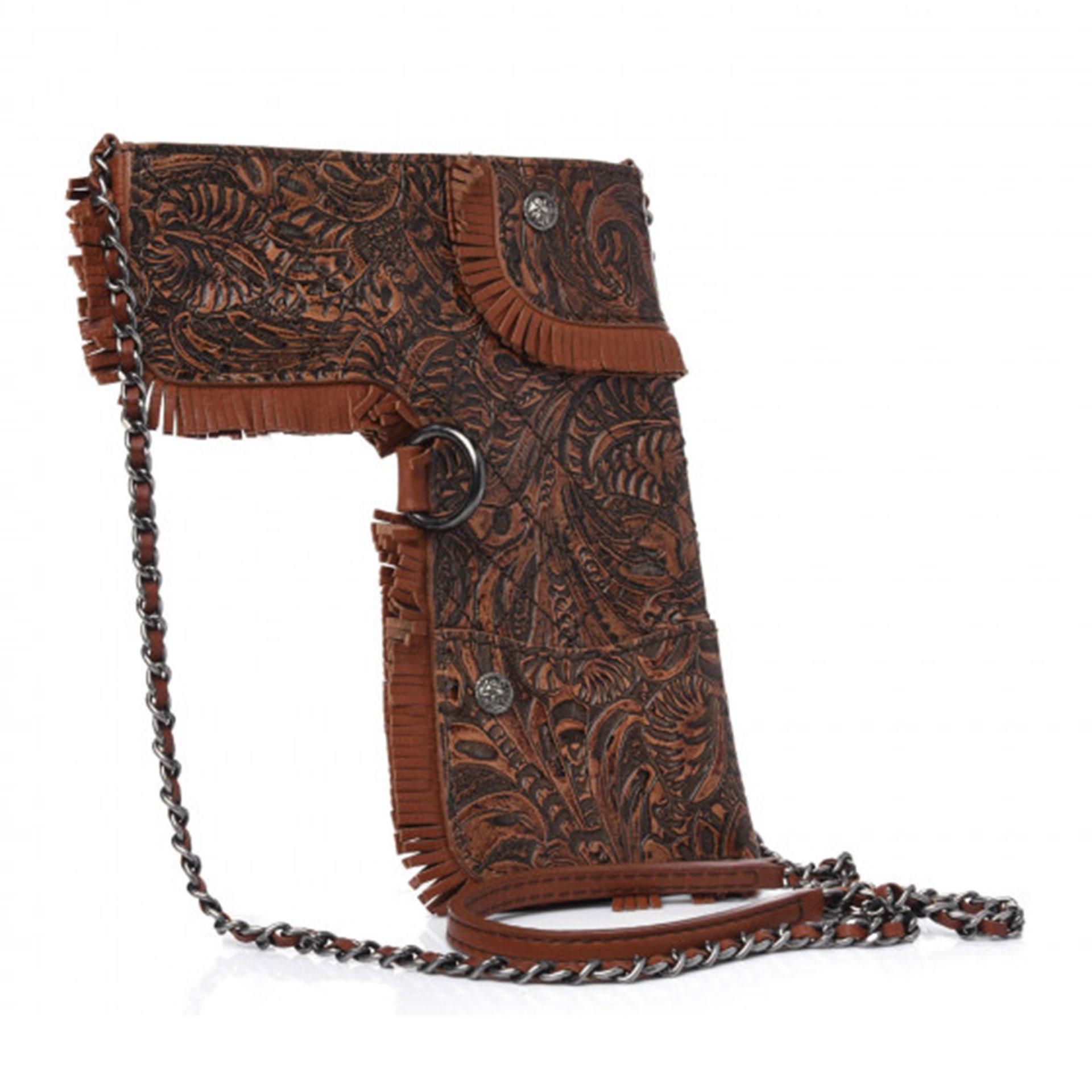 Chanel Rare Edition Limitée Fringe Marron Embossé Gun Bag Holster Crossbody Bag 

Année : 2014
Matériel de ruthénium
Cuir gaufré marron
Poche extérieure zippée à fente
Doublure intérieure en textile fin
Fermeture à glissière unique
Une seule sangle