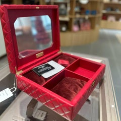 Raro cofanetto portagioie Chanel in edizione limitata in pelle d'agnello trapuntata rossa (2020)