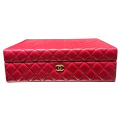Raro cofanetto portagioie Chanel in edizione limitata in pelle d'agnello trapuntata rossa (2020)