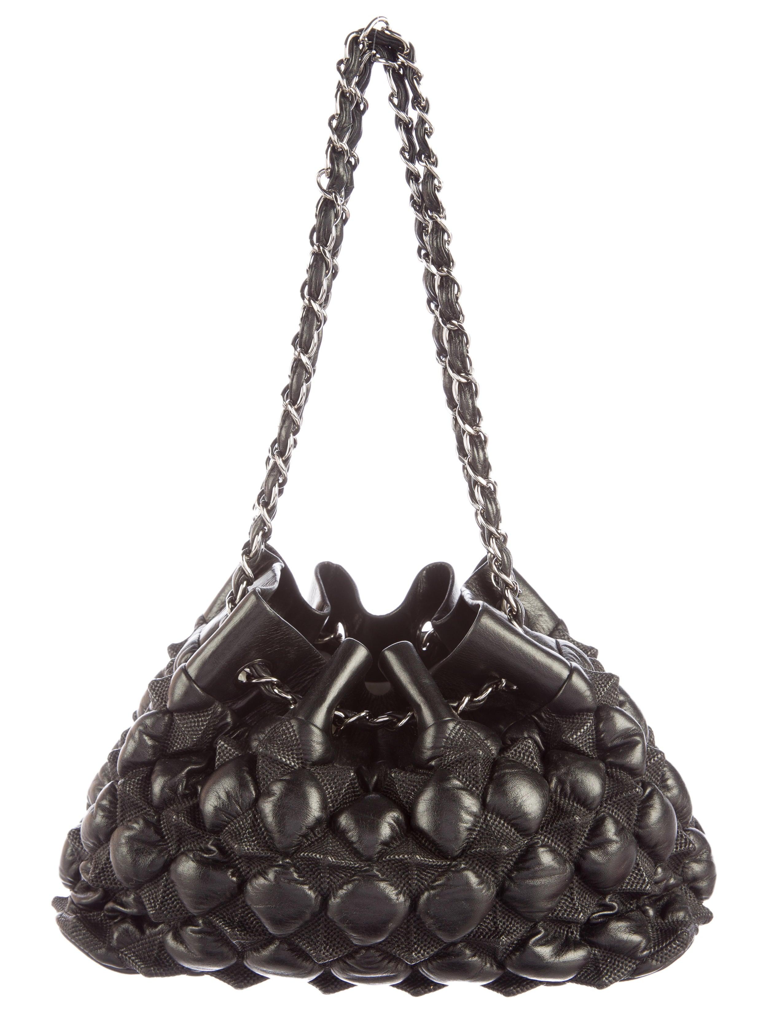 Chanel Rare sac porté épaule matelassé « Metiers d'Art » à pyramide géométrique surélevée et à diamants en vente 1