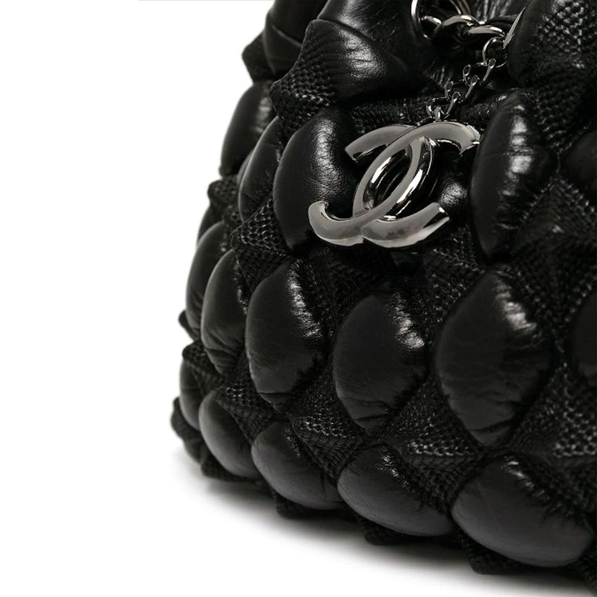 Chanel Rare sac porté épaule matelassé « Metiers d'Art » à pyramide géométrique surélevée et à diamants Excellent état - En vente à Miami, FL