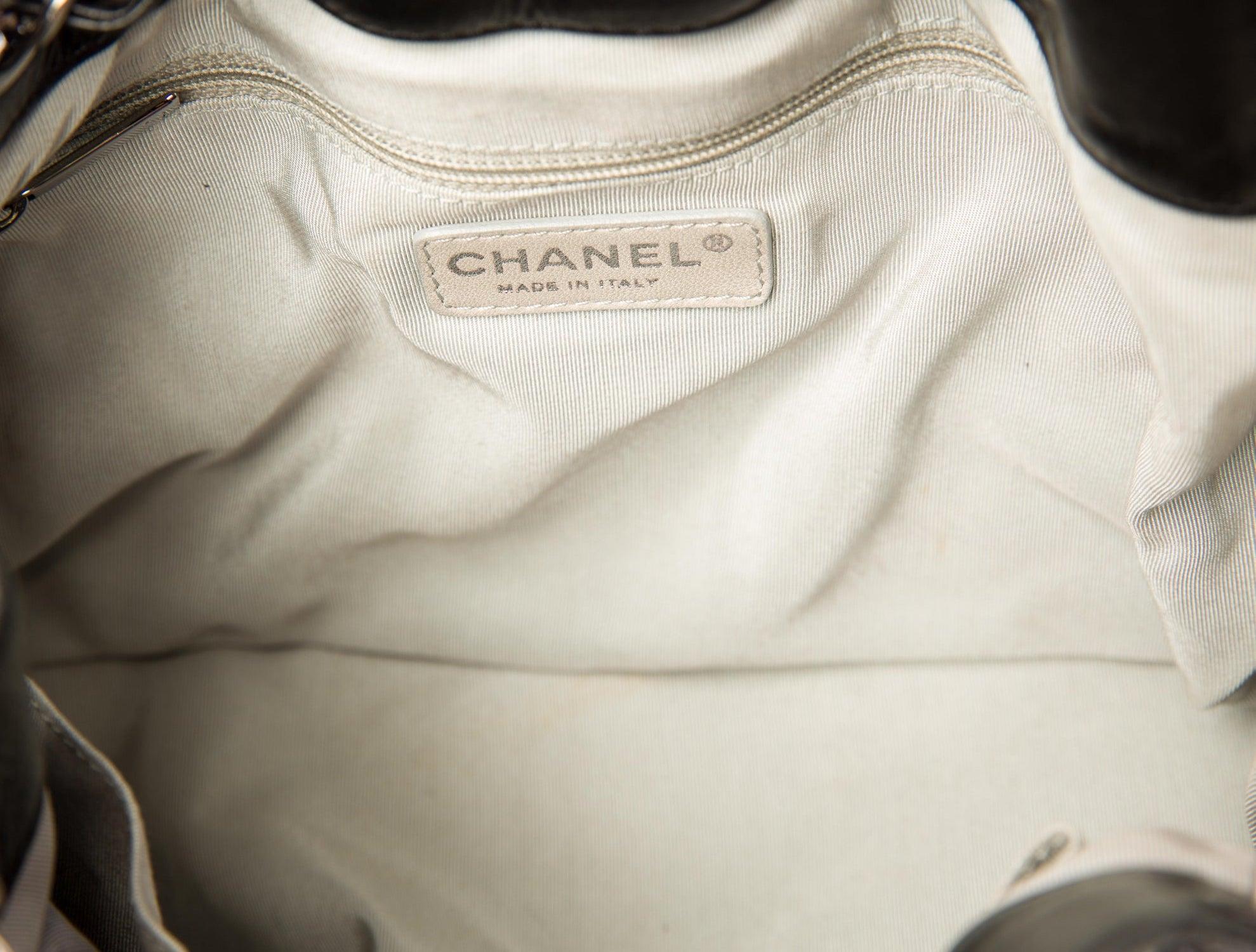 Chanel Rare sac porté épaule matelassé « Metiers d'Art » à pyramide géométrique surélevée et à diamants en vente 4