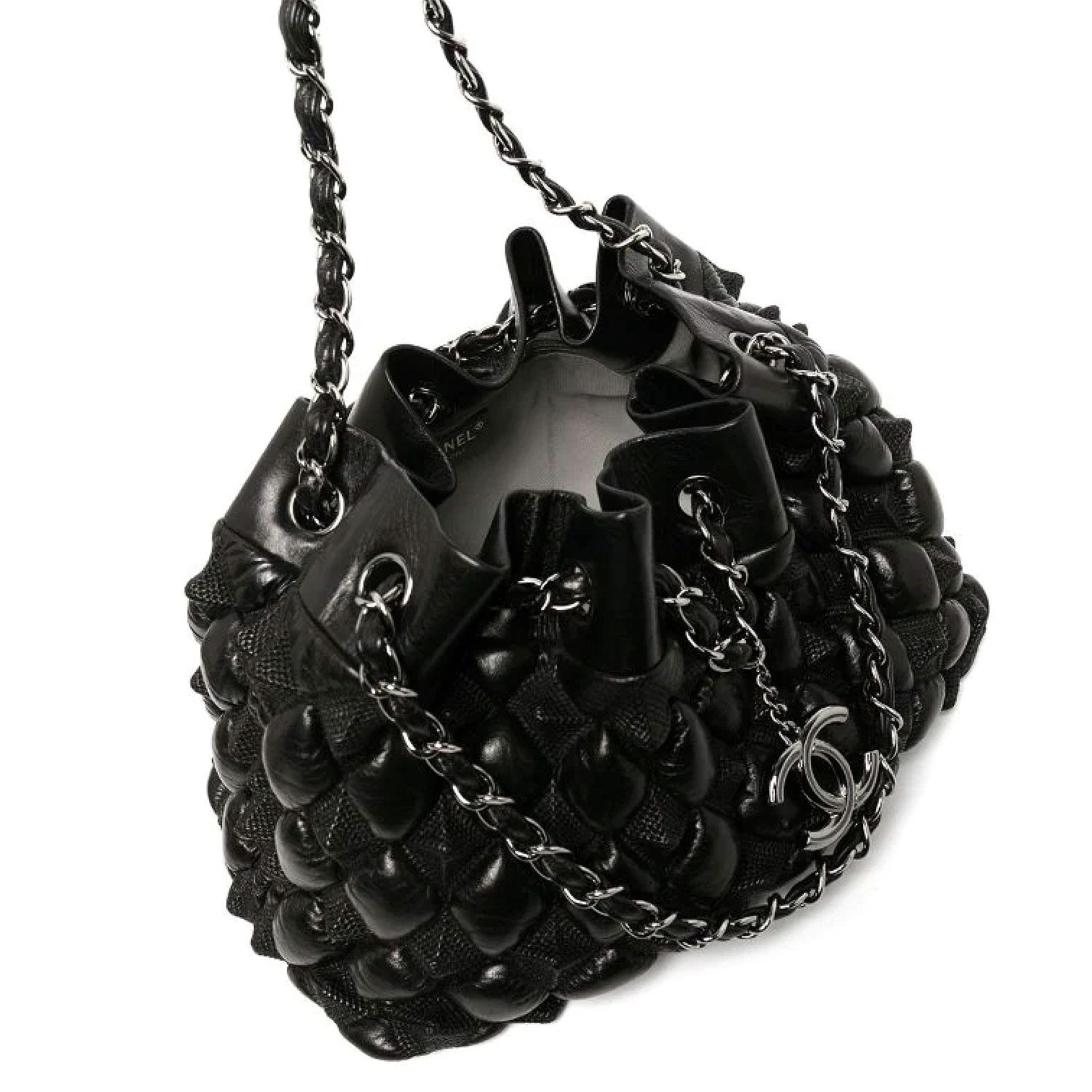 Chanel Rare sac porté épaule matelassé « Metiers d'Art » à pyramide géométrique surélevée et à diamants en vente 3