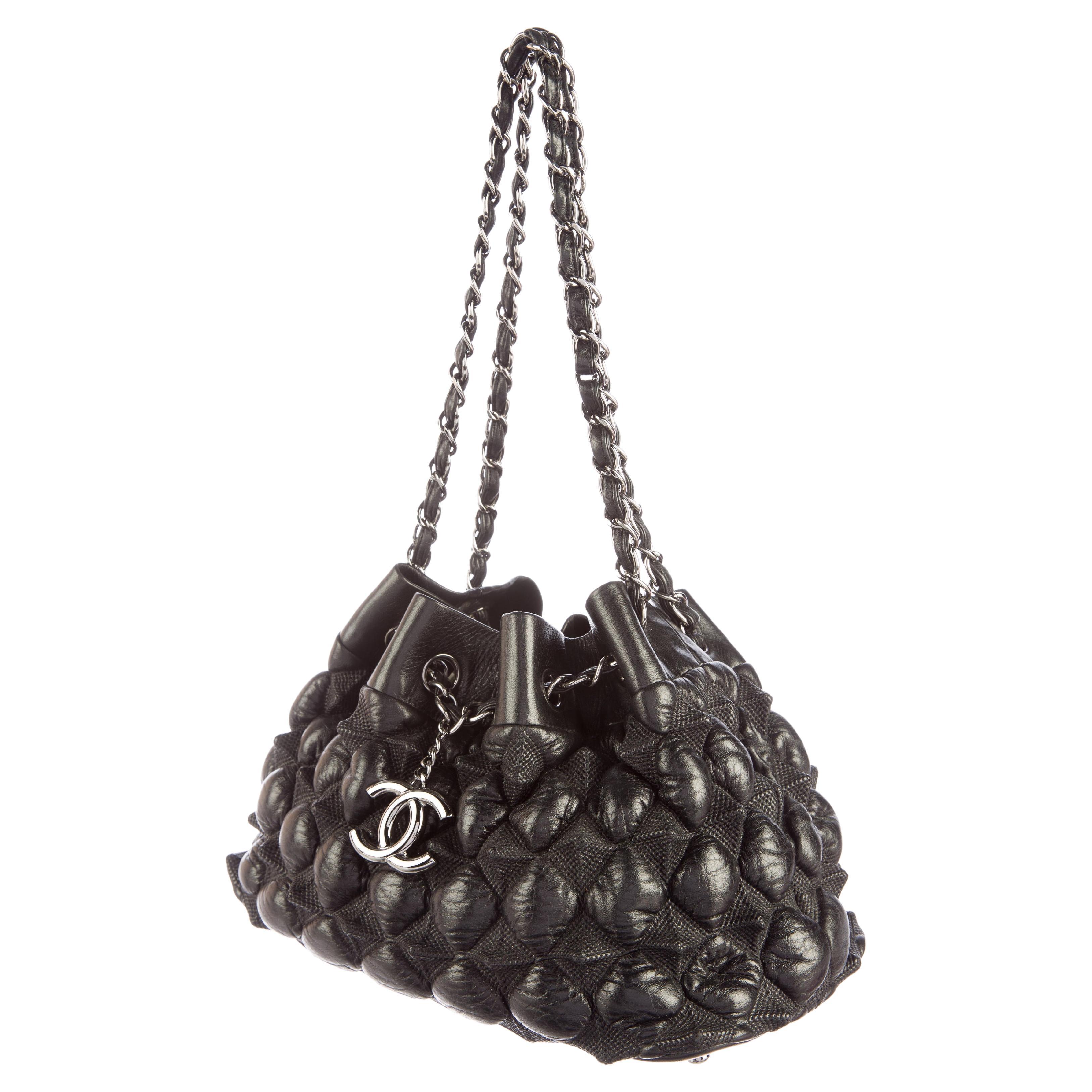 Chanel Rare Metiers d'Art Erhöhte Geometrische Pyramide Diamant Gesteppte Umhängetasche

2009 Sammlung Métiers d'Art

Hardware aus Rotguss
Klassische verflochtene Lederkette 
Kordelzugverschluss
Erhabene geometrische 3D-Steppung aus Leder mit