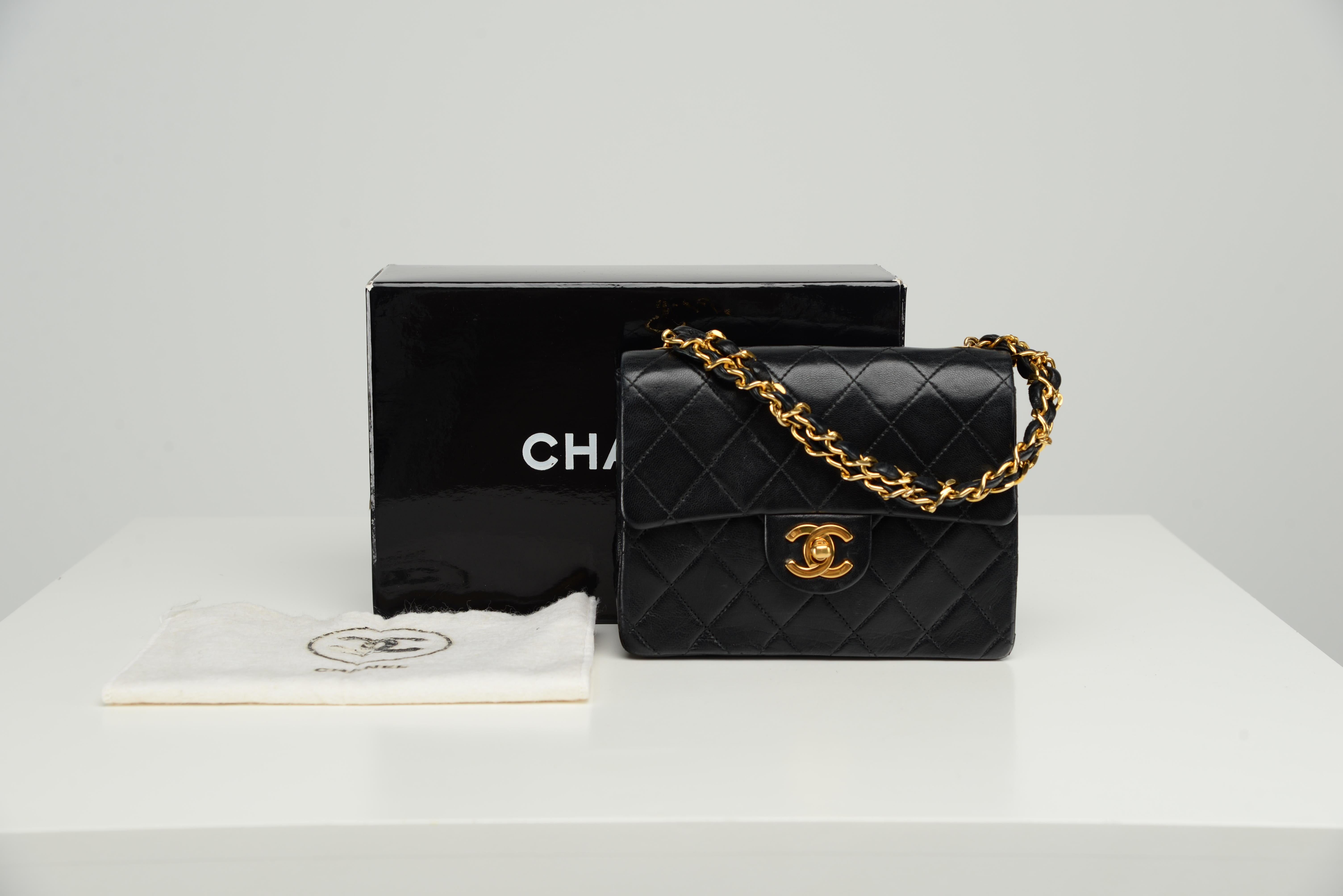 From the collection of SAVINETI we offer this RARE Chanel Mini Square Top Handle Chain:
-	Brand: Chanel
-	Model: Mini Square, Top Handle Chain
-	Year: 1986-1988
-	Code: 0922620
-	Condition: Original Good Condition
-	Materials: Lambskin Leather, 24k