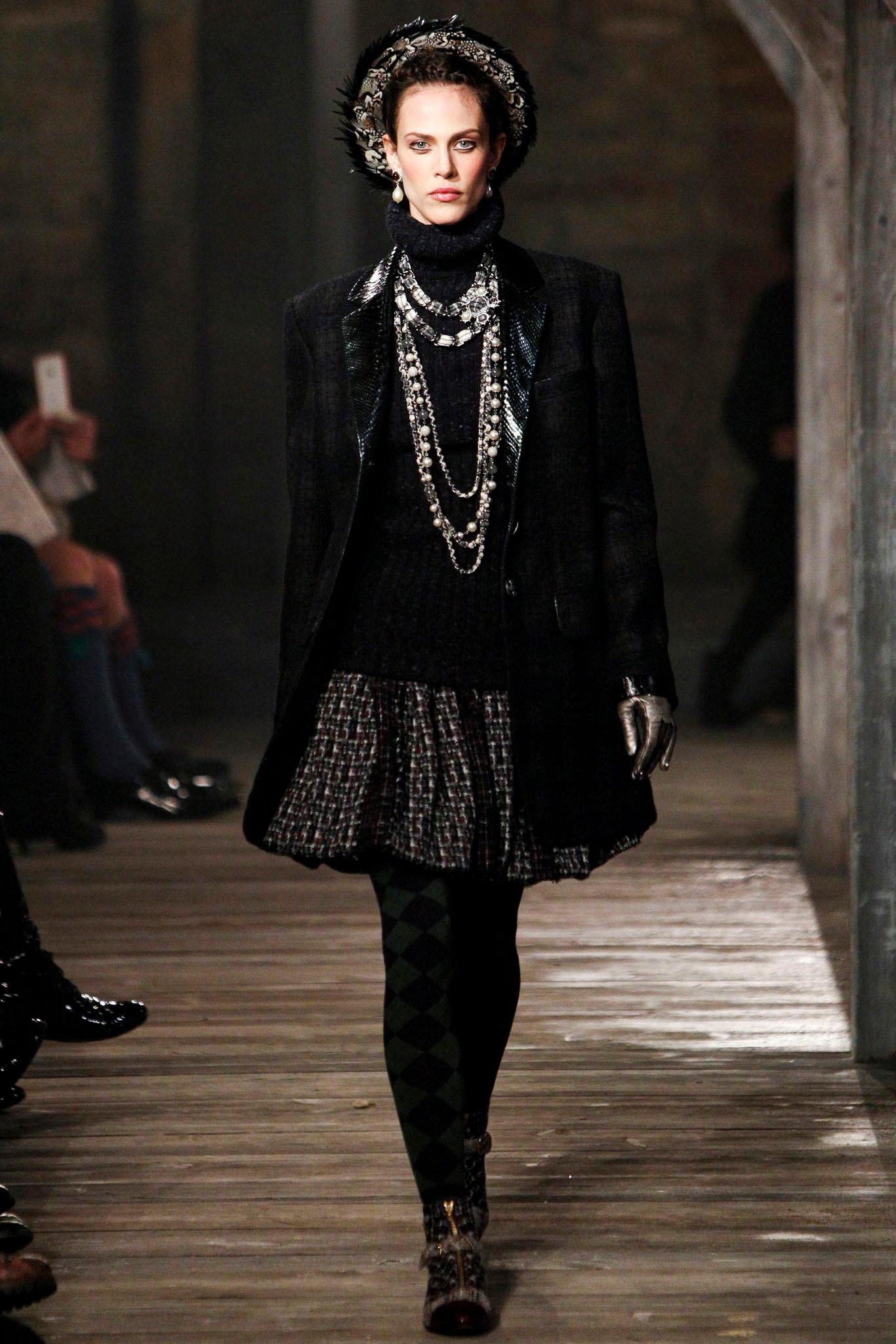 Rarest, collectible Chanel tartan tweed coat with emerald leather trim from Runway of fairy Paris  / EDINBURGH Collection by Maestro Lagerfeld, 2013 metiers d'Art
~ Boutique price over 12,000$
- masterpiece CC logo jewel Gripoix buttons
- emerald