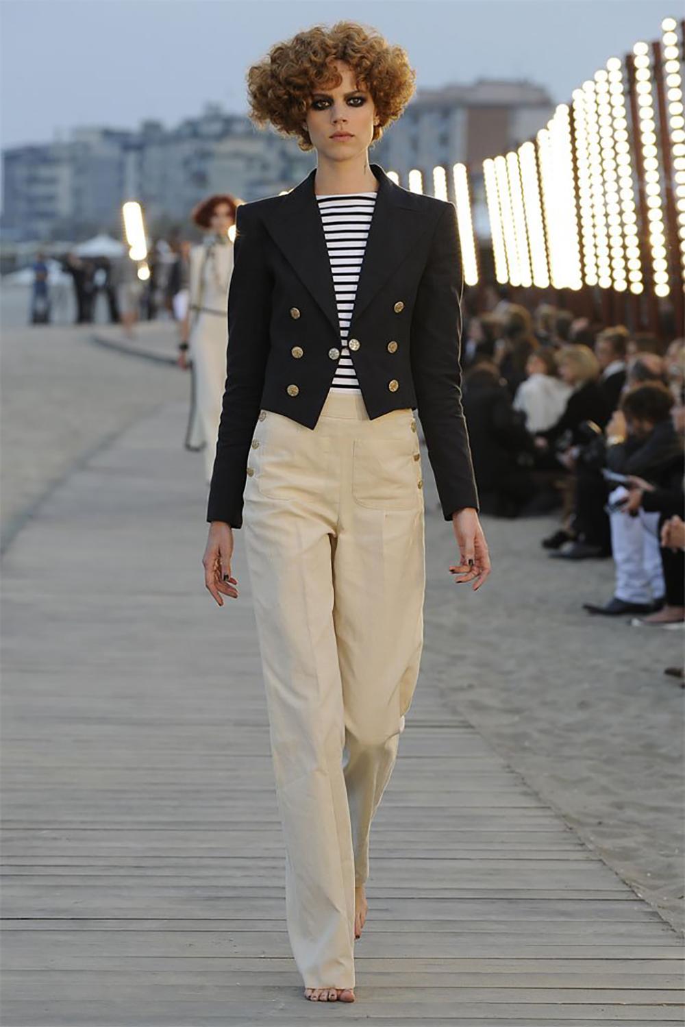 Rare Chanel maritime striped cardigan from Paris / VENICE Cruise Collection by Karl Lagerfeld
- CC logo gold-tone buttons with lionheads
Size mark 38 FR. Kept unworn
