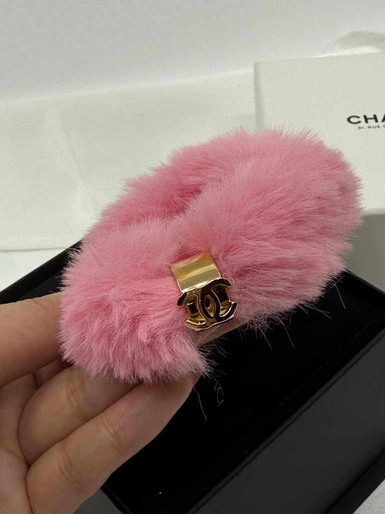 Chanel RARE Pink Fantasy Fur Hair Scrunchie, 2024 Cruise Collection Chanel RARE Pink Fantasy Fur Hair Scrunchie, 2024 Cruise  main image 2