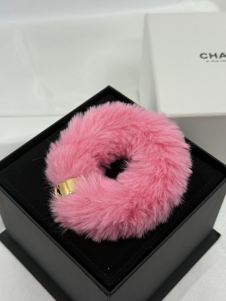 Chanel RARE Pink Fantasy Fur Hair Scrunchie, 2024 Cruise Collection Chanel RARE Pink Fantasy Fur Hair Scrunchie, 2024 Cruise  main image 3