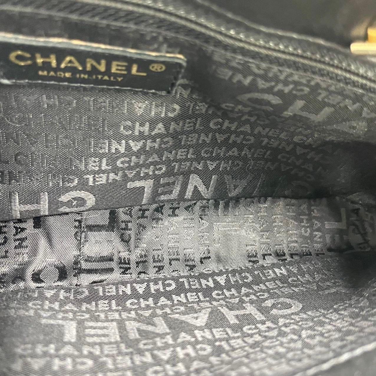 Chanel Raro Simboli preziosi a punta d'ago Est Ovest Borsa a tracolla in vendita 5