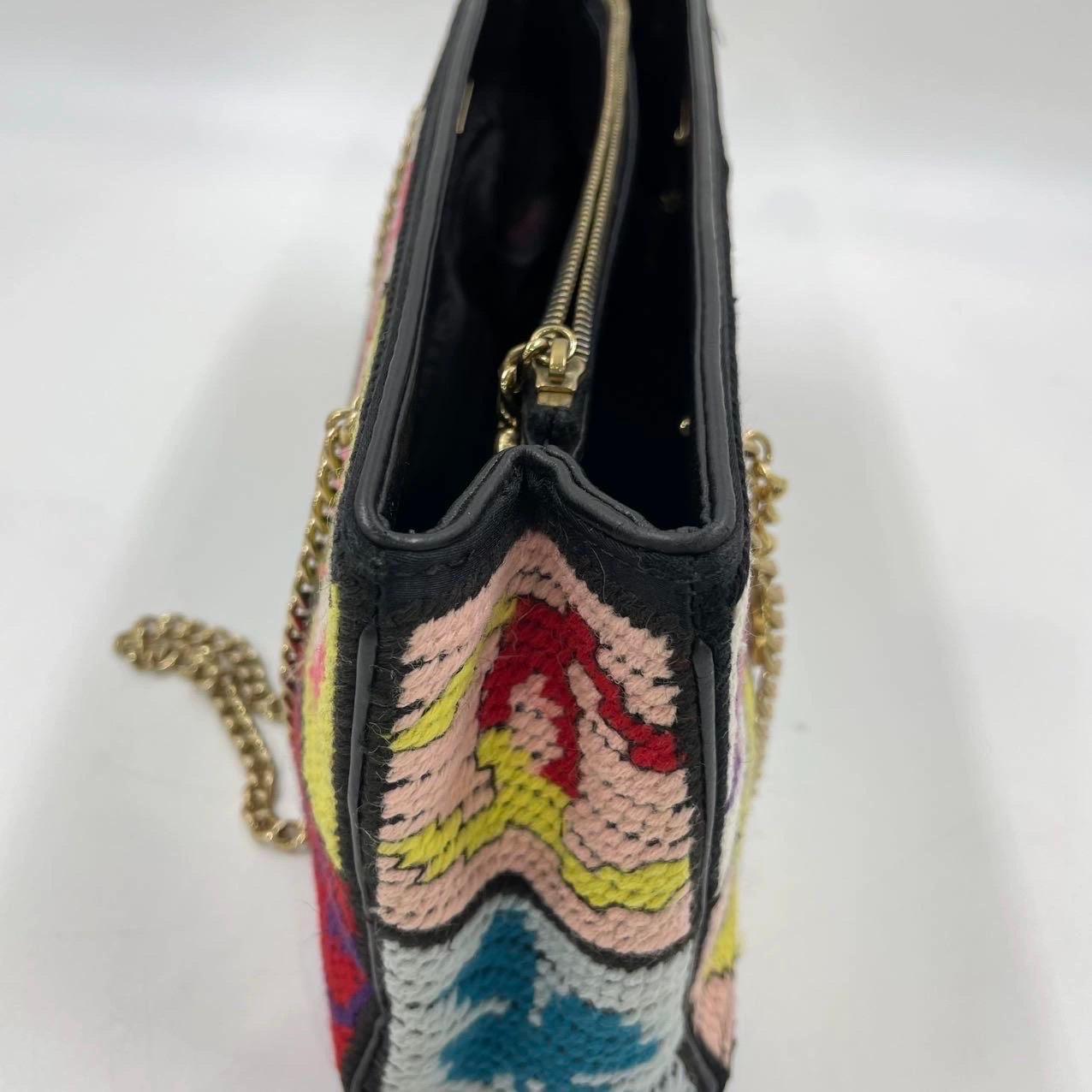 Chanel Raro Simboli preziosi a punta d'ago Est Ovest Borsa a tracolla in vendita 6