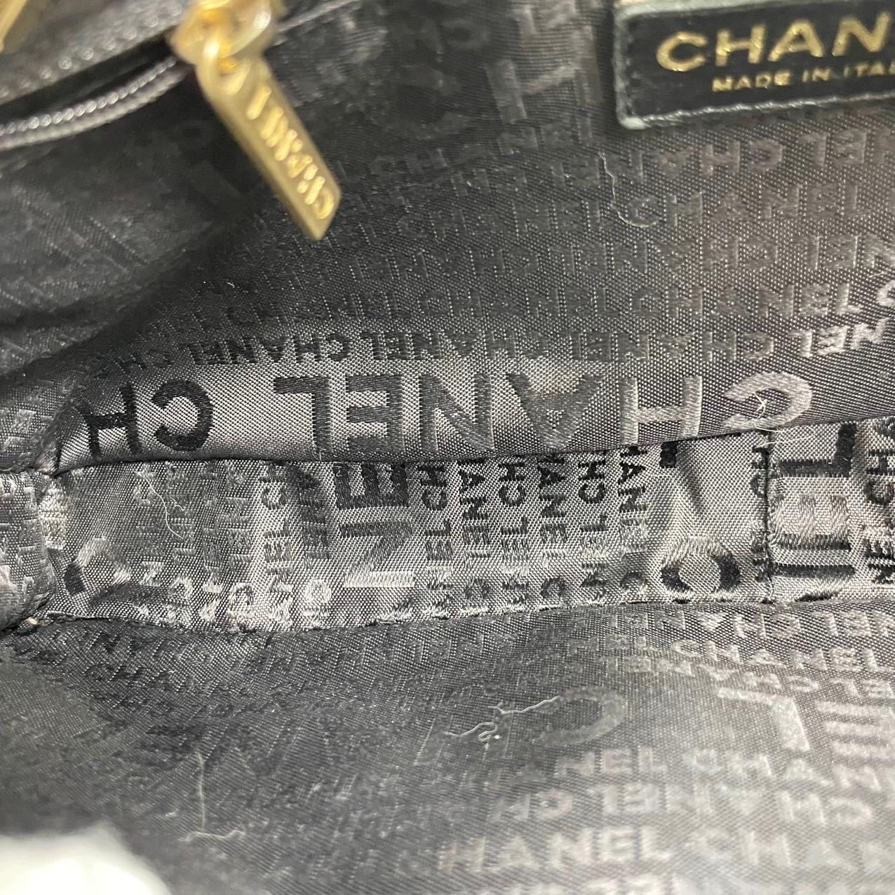 Chanel Raro Simboli preziosi a punta d'ago Est Ovest Borsa a tracolla in vendita 8