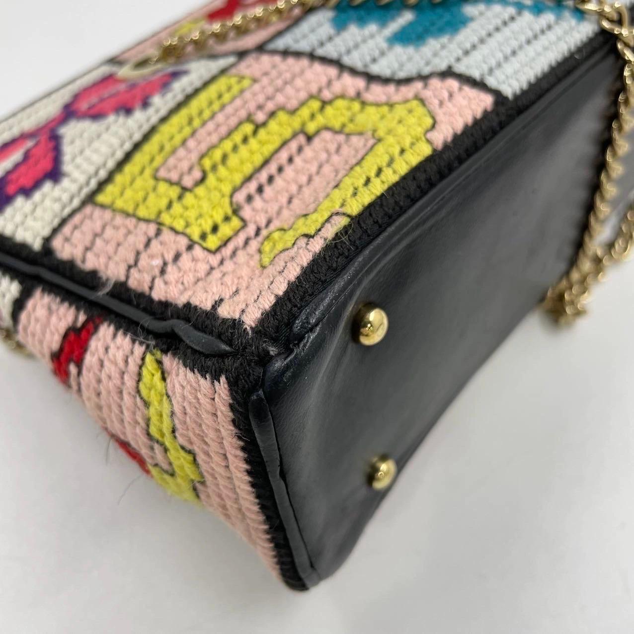 Chanel Raro Simboli preziosi a punta d'ago Est Ovest Borsa a tracolla in vendita 9