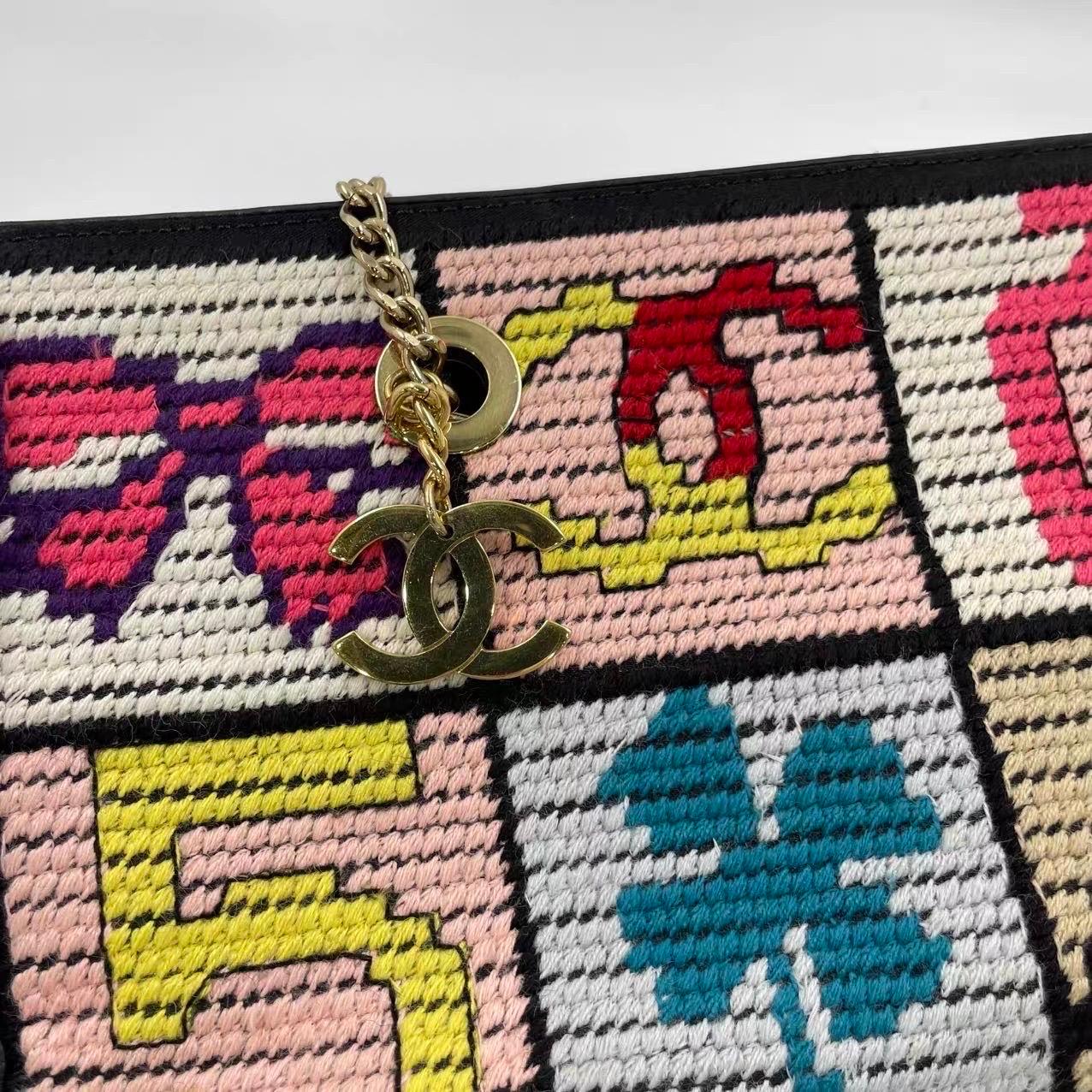 Chanel Raro Simboli preziosi a punta d'ago Est Ovest Borsa a tracolla in vendita 14