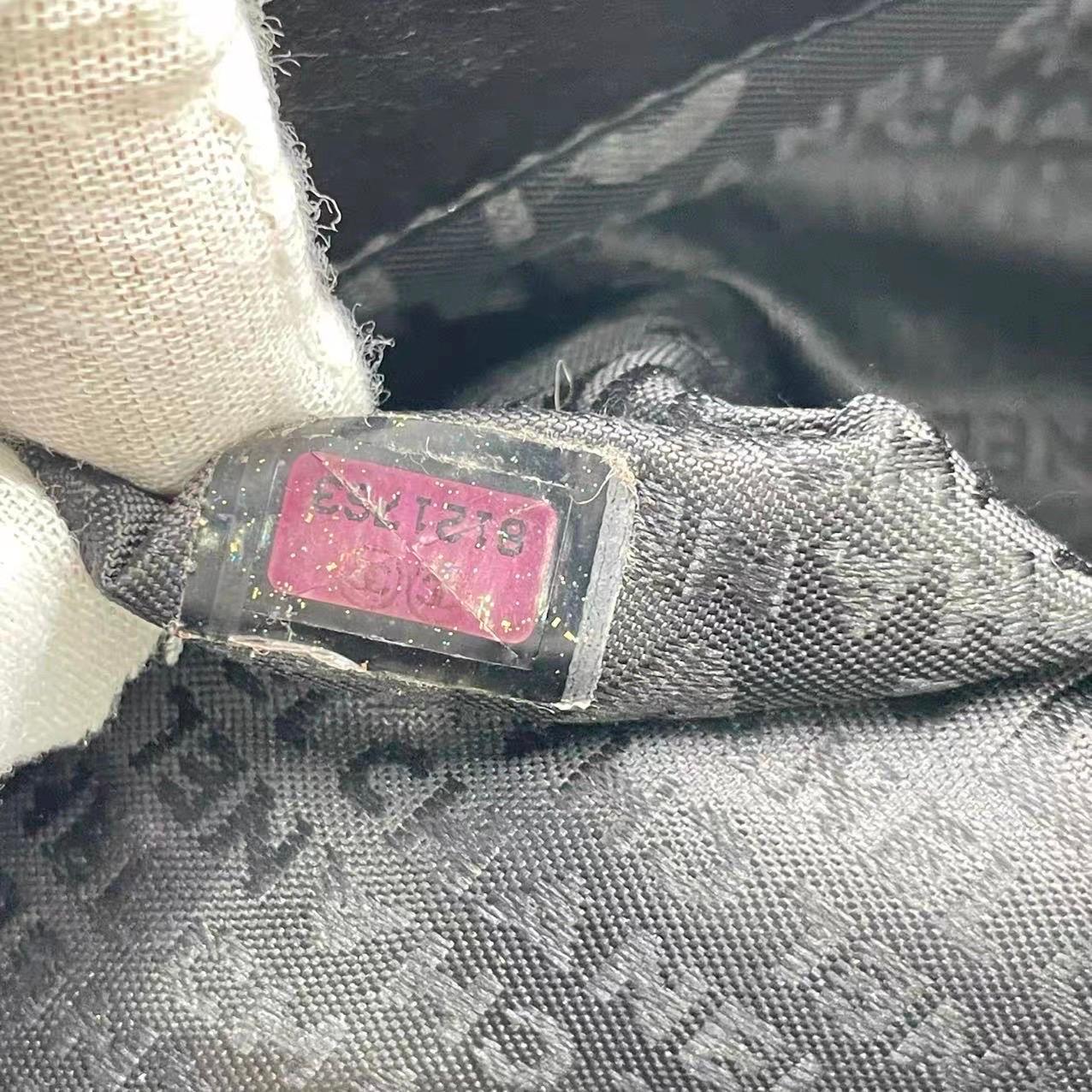 Chanel Raro Simboli preziosi a punta d'ago Est Ovest Borsa a tracolla in vendita 15