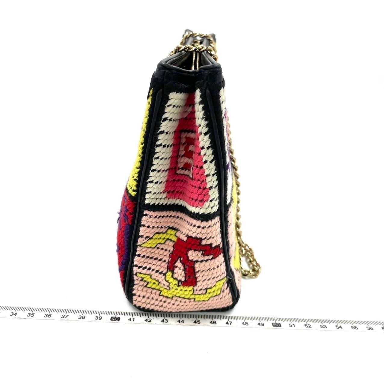 Beige Chanel Raro Simboli preziosi a punta d'ago Est Ovest Borsa a tracolla in vendita