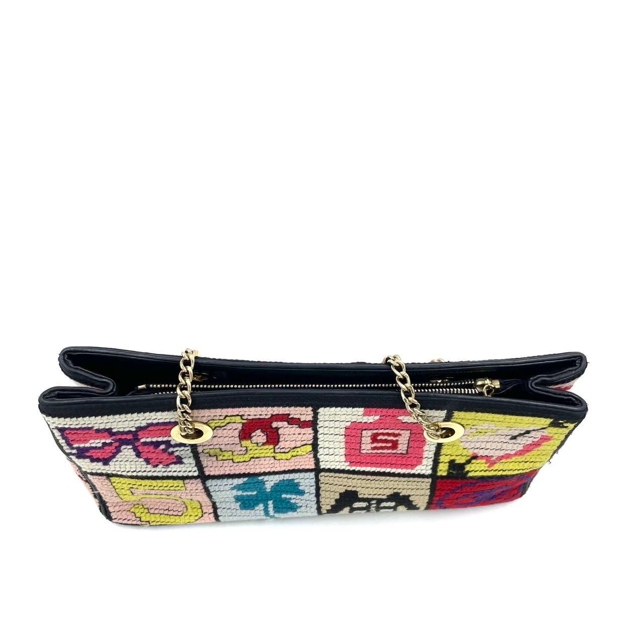 Donna Chanel Raro Simboli preziosi a punta d'ago Est Ovest Borsa a tracolla in vendita