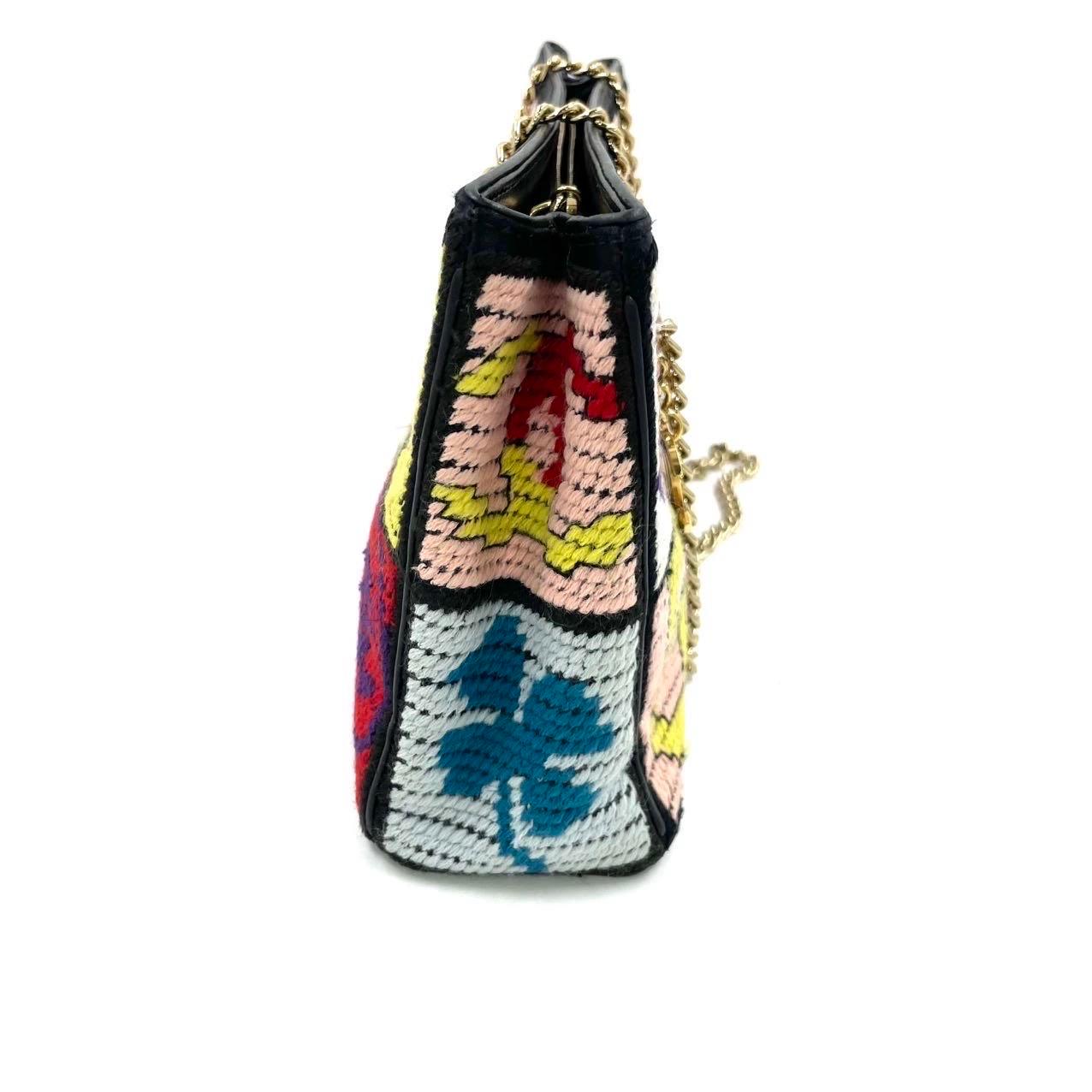 Chanel Raro Simboli preziosi a punta d'ago Est Ovest Borsa a tracolla in vendita 1