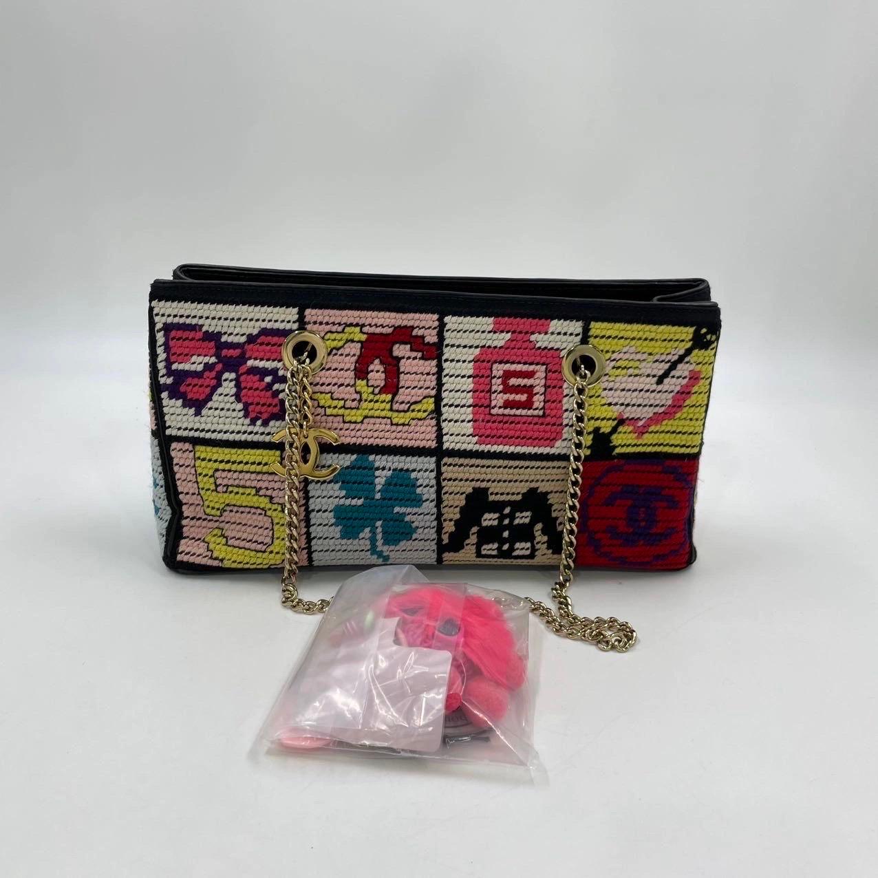 Chanel Raro Simboli preziosi a punta d'ago Est Ovest Borsa a tracolla in vendita 2