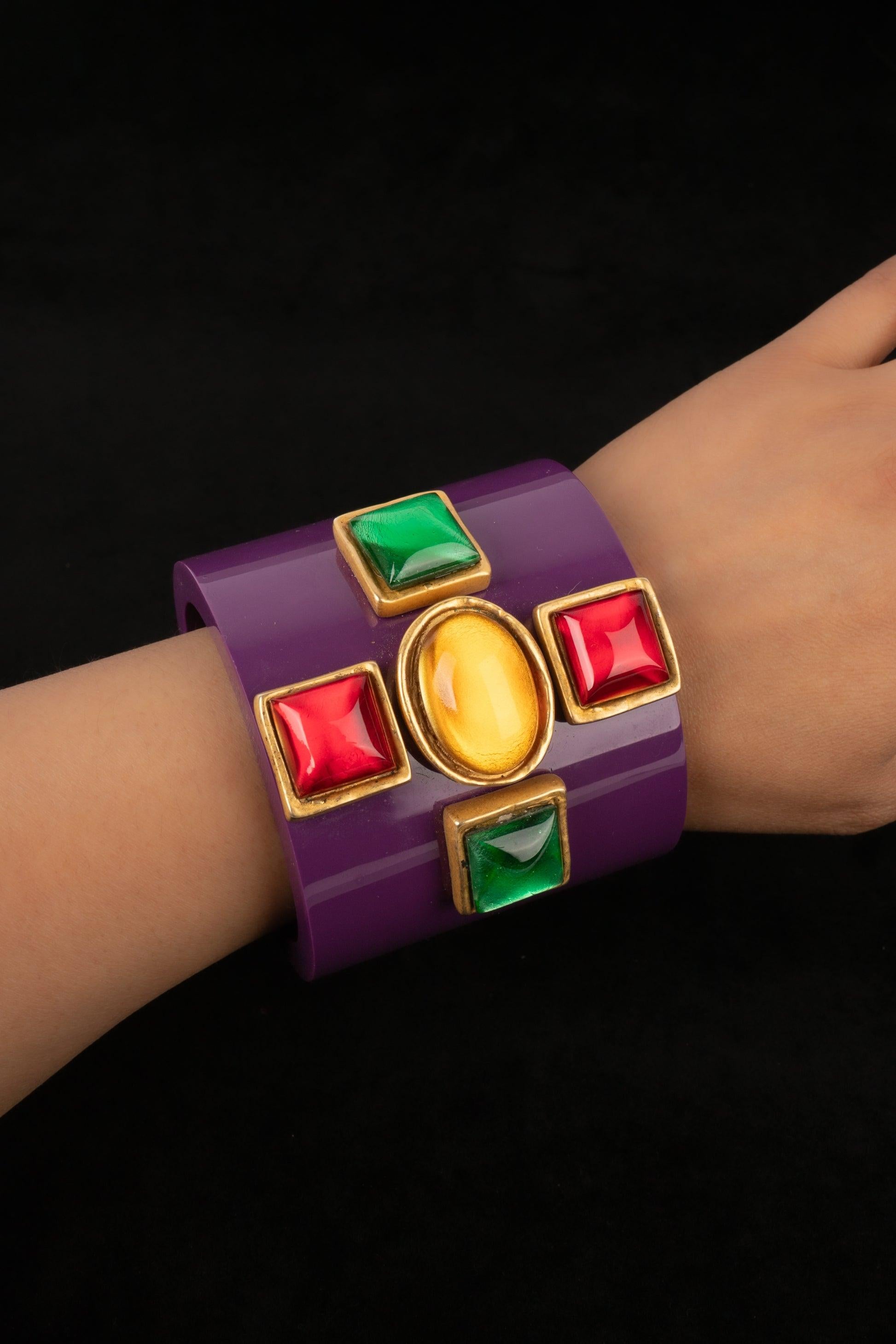 Chanel - (Made in France) Rare purple bakelite cuff bracelet topped with resin cabochons representing a cross. 2cc6 Collection from the beginning of the 1990s.

Additional information:
Condition: Very good condition
Dimensions: Circumference: 13.5
