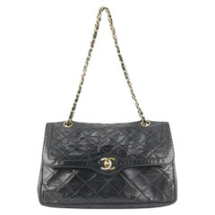 Chanel Rare sac à rabat classique en cuir d
agneau noir matelassé avec chaîne CC, 2CAS1115