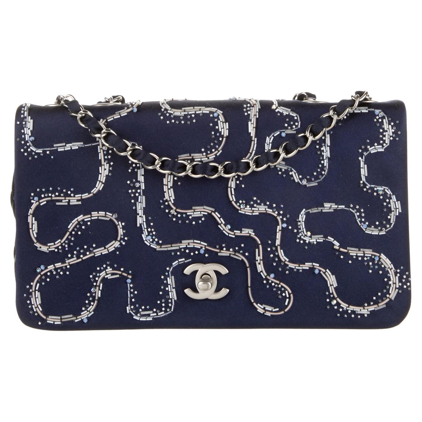 Chanel 2015 Seltene verschönerte Satinblaue, beleuchtete Medium Classic Klappentasche