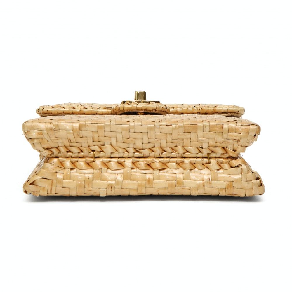 Borsa a tracolla in rattan Chanel Rare
Hardware in tonalità oro
Mini flap in ottime condizioni
Misure: 
larghezza 17 cm 
altezza 14,5 cm
profondità 5 cm