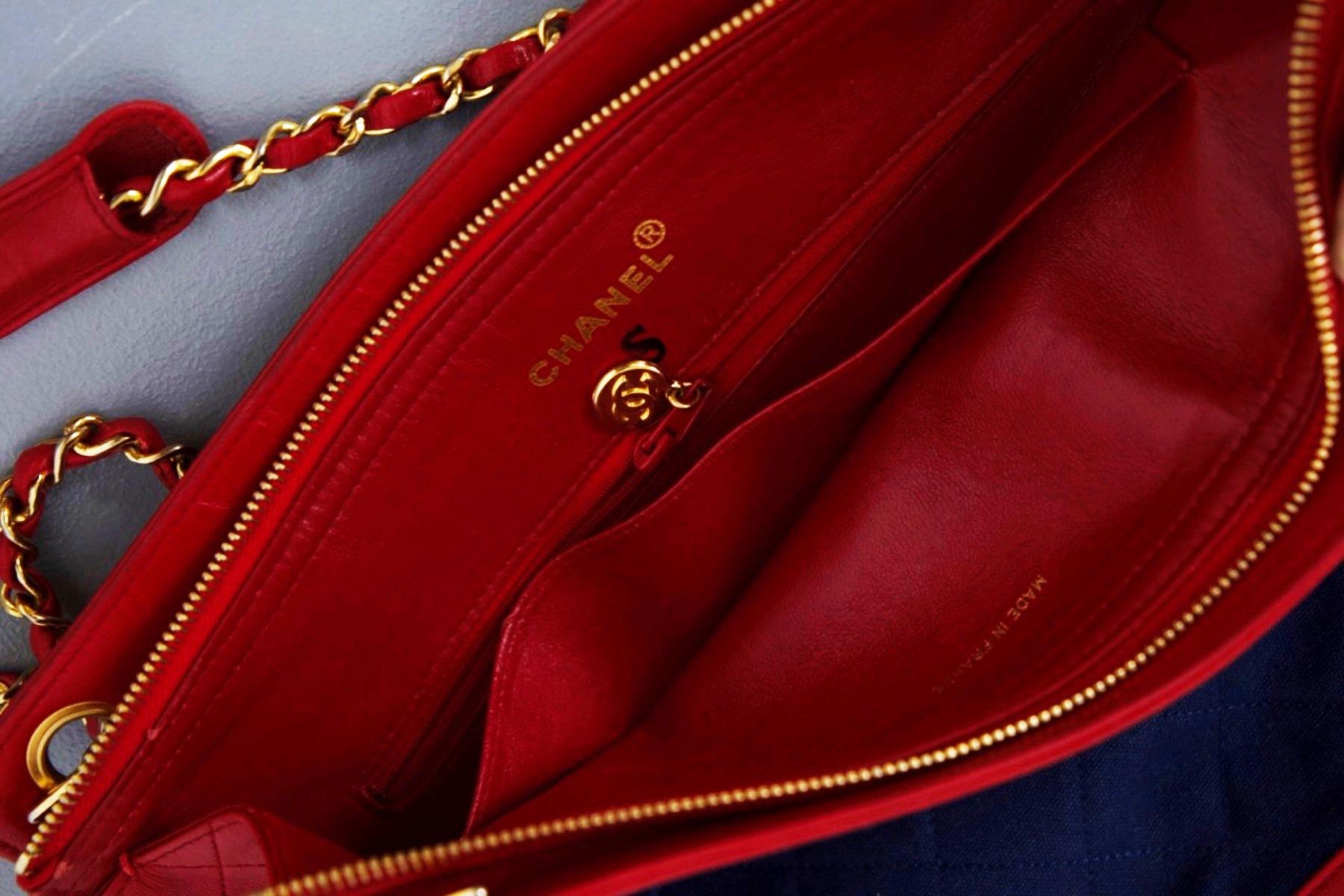 Superb bag designed by the great Coco Chanel in the 1980s, fine French craftsmanship.
ORIGINAL LABEL AND MARK.
The bag is half red leather and half soft blue punched fabric, very beautiful and elegant.
The bag has a rectangular shape and is large