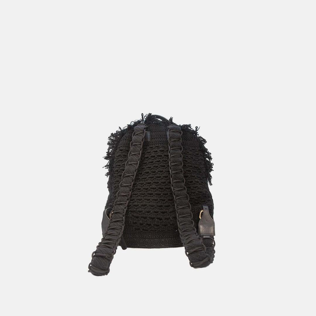 Plongez dans l'art de Chanel avec le sac à dos Rare Runway Pieces Black Crochet Cayo Coco de la collection 2017. Cette pièce délicatement confectionnée allie luxe et charme bohème, avec un tricot en crochet complexe qui illustre l'engagement de