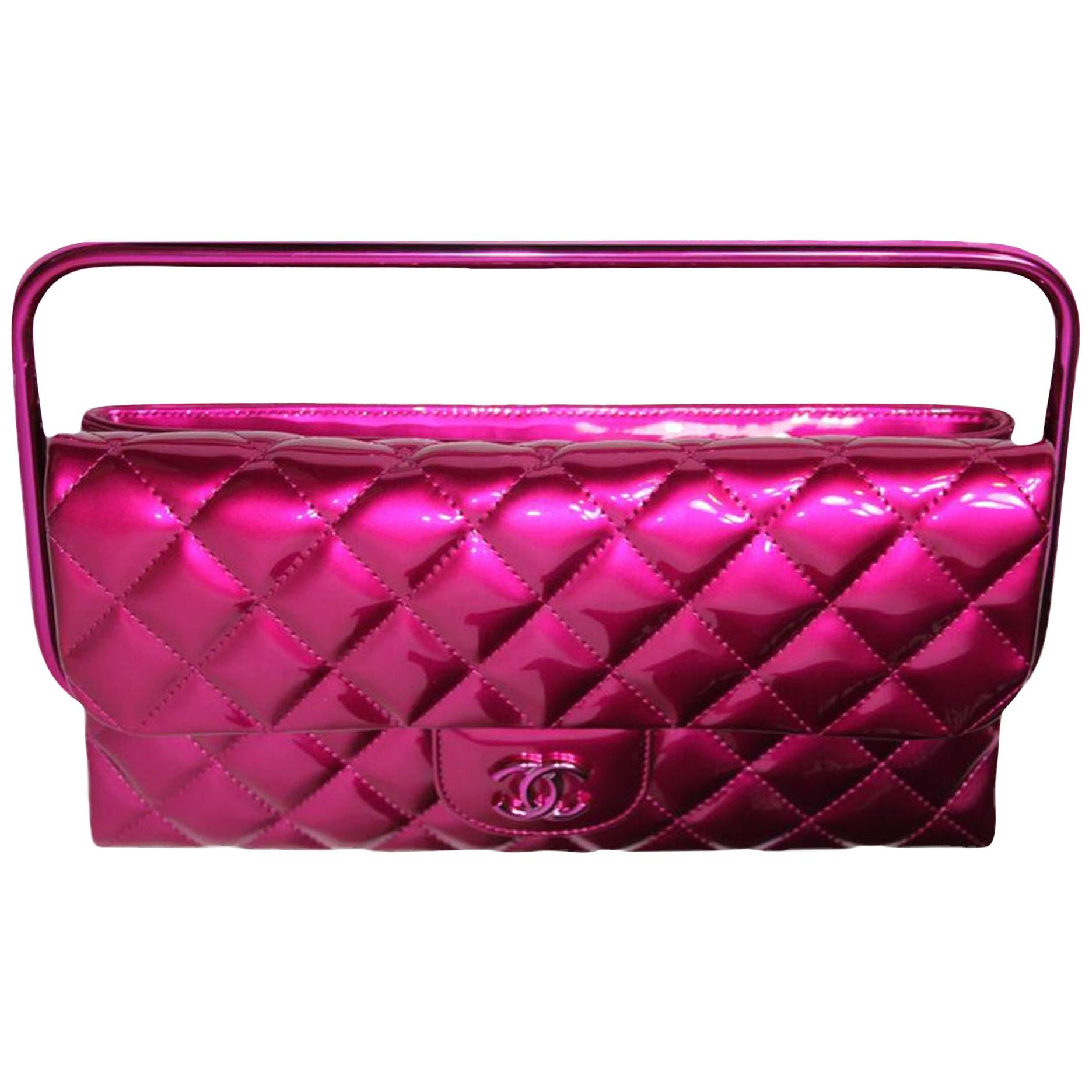 Electric pink fuschia quilted patent leather clutch with rectangle metal frame

Year: 2014
Metallic cc logo
Satin interior lining
Zippered back pocket
10.5