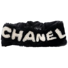 Chanel Rare Shearling Schwarzes und weißes Logo-Stirnband