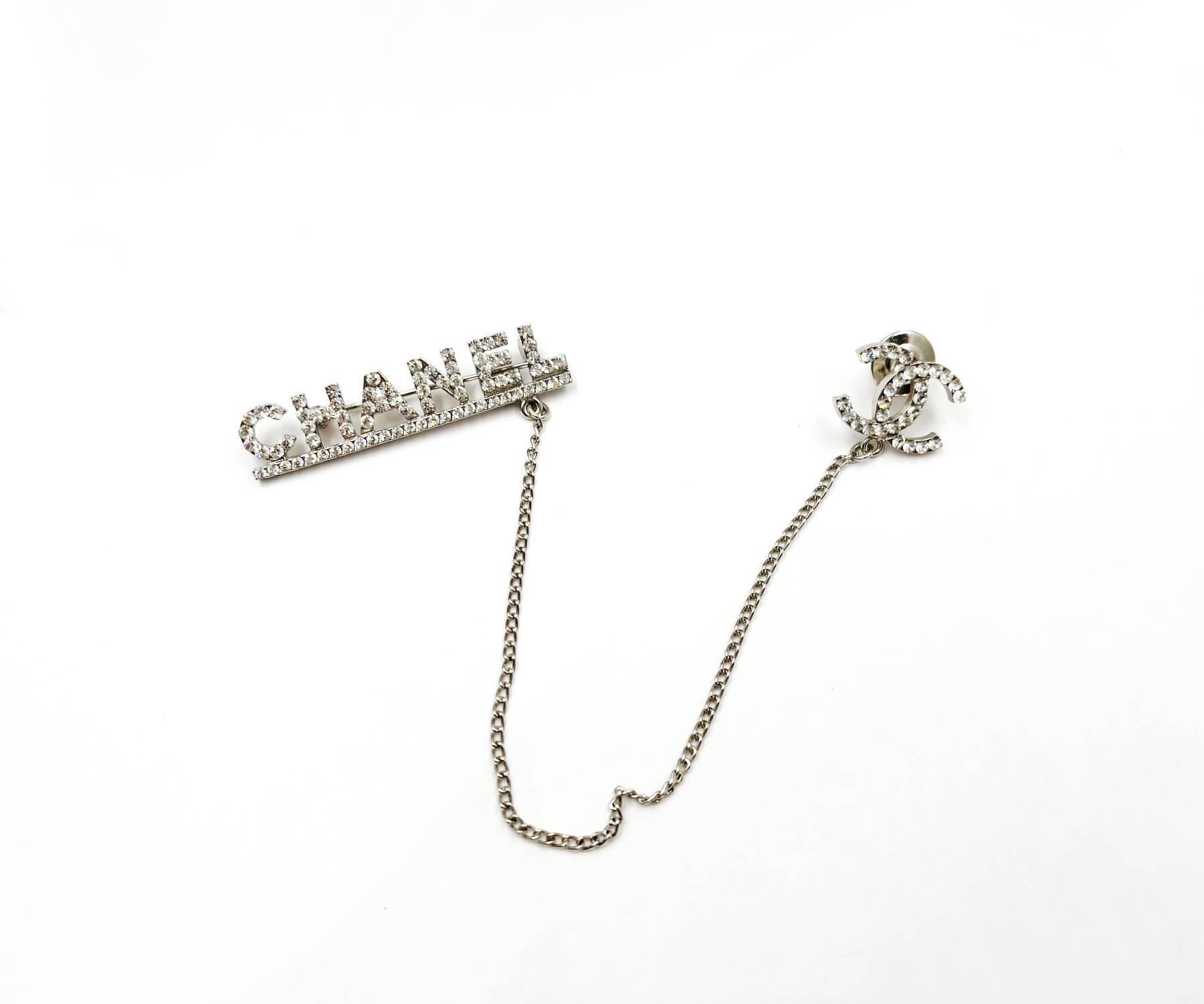 Chanel Rare Silver CC CHANEL Chain Pin Brooch

*Marked in 02
*Made in France
*Comes with the original box

-CC pin is approximately 0.75″ x 0.6″ and CHANEL brooch is approximately 2″ x 0.4″.
-Great for any outfit
-Very elegant and beautiful
-It is